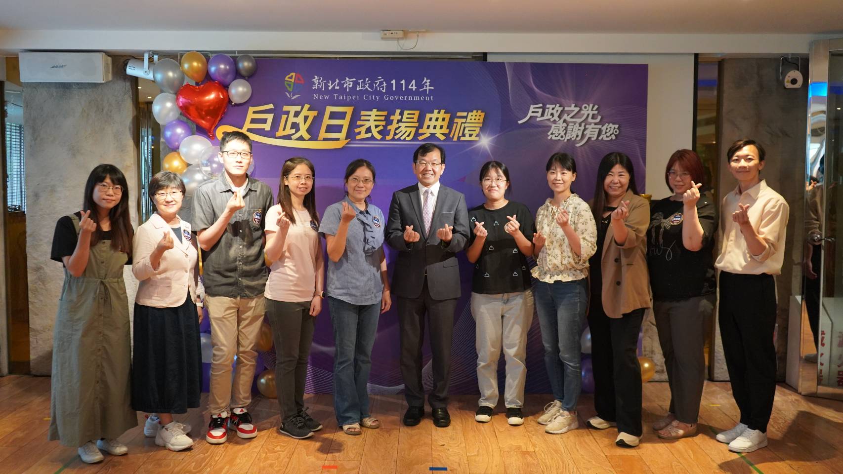 新北市民政局今（27）日表揚在戶政領域辛勤付出的第一線同仁及志工。頒發績優戶政機關、戶政人員及志工共53個獎項，肯定大家長期致力提升市政服務品質。