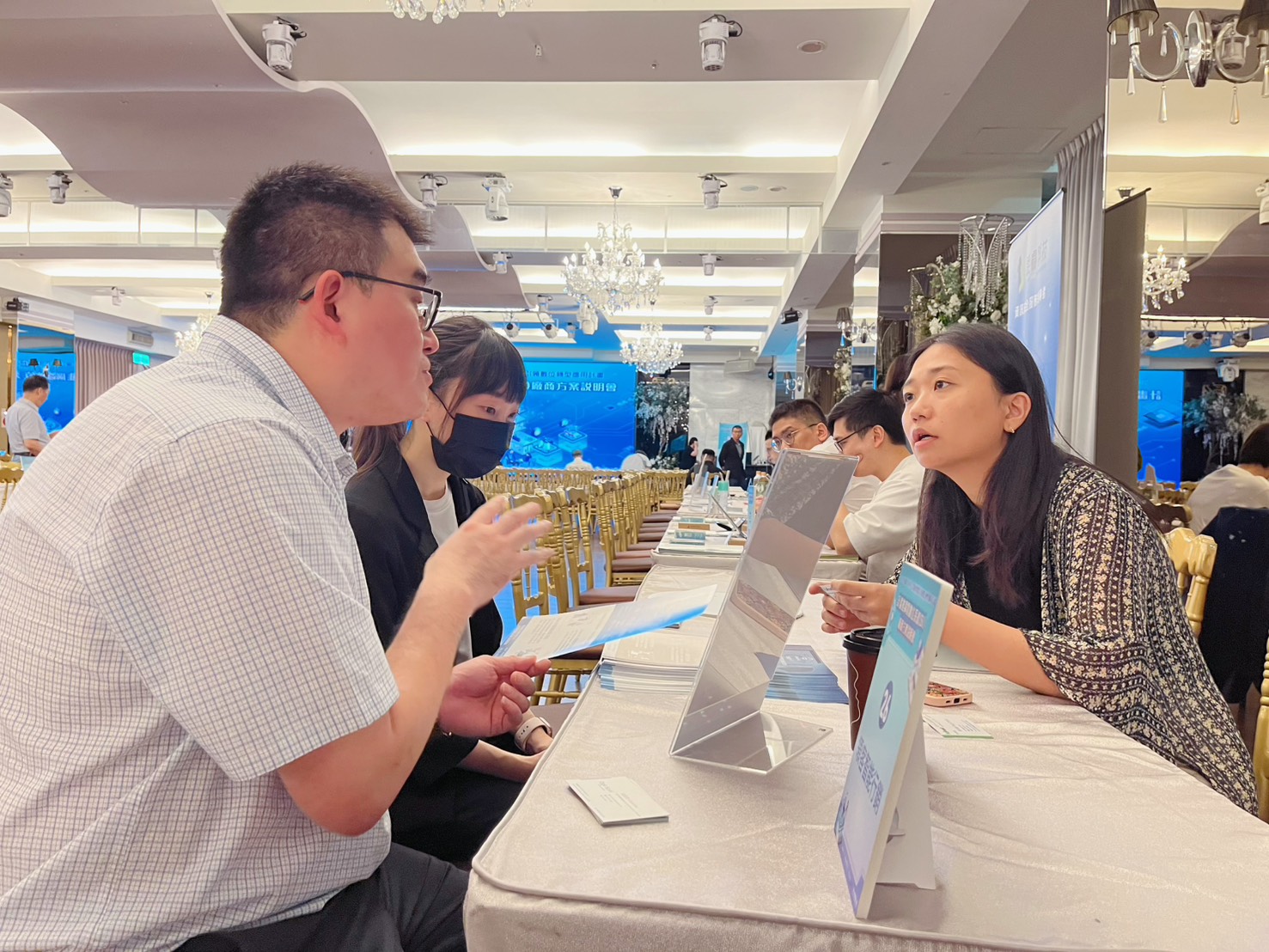 現場集結33家數位系統（SI）業者，展示智慧製造、ESG、資安與AI應用48項數位轉型解決方案