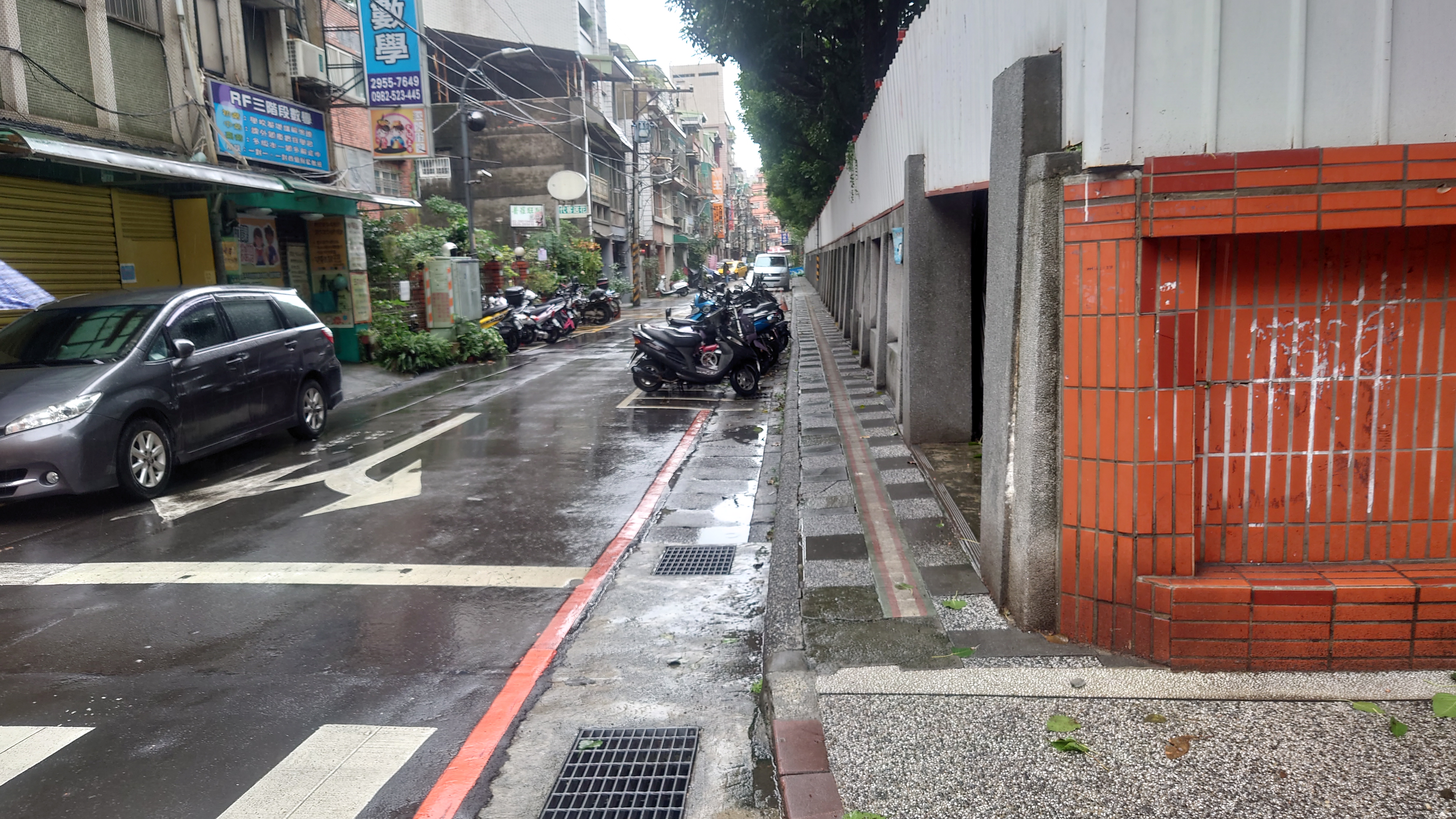 新北市政府積極建構友善通行環境，目前已完成87所學校周邊通學廊道的改善。圖為板橋區忠孝國中通學廊道改善前。