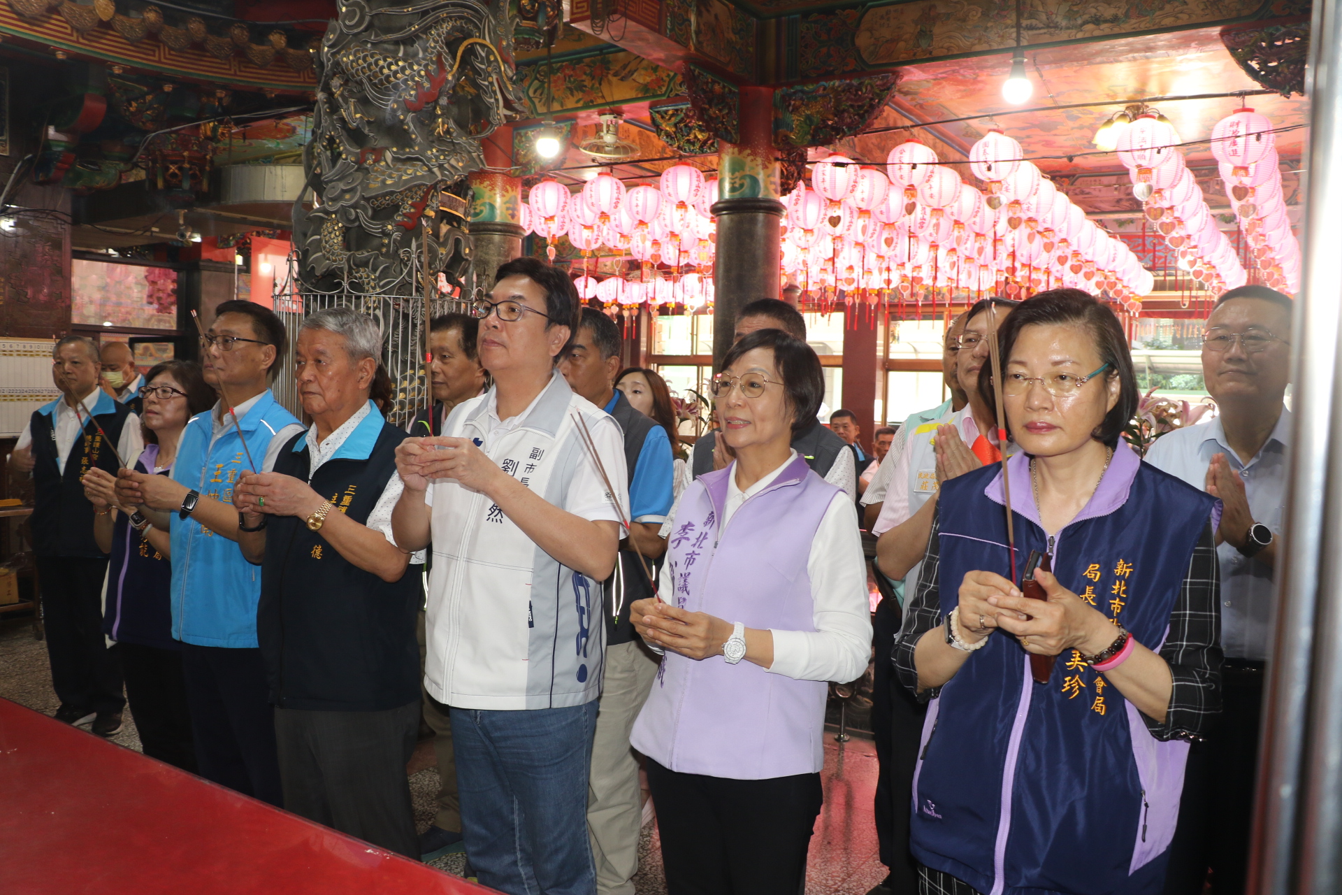  劉和然（中）抵達護山宮後 先向護國尊王等神祇獻香致意