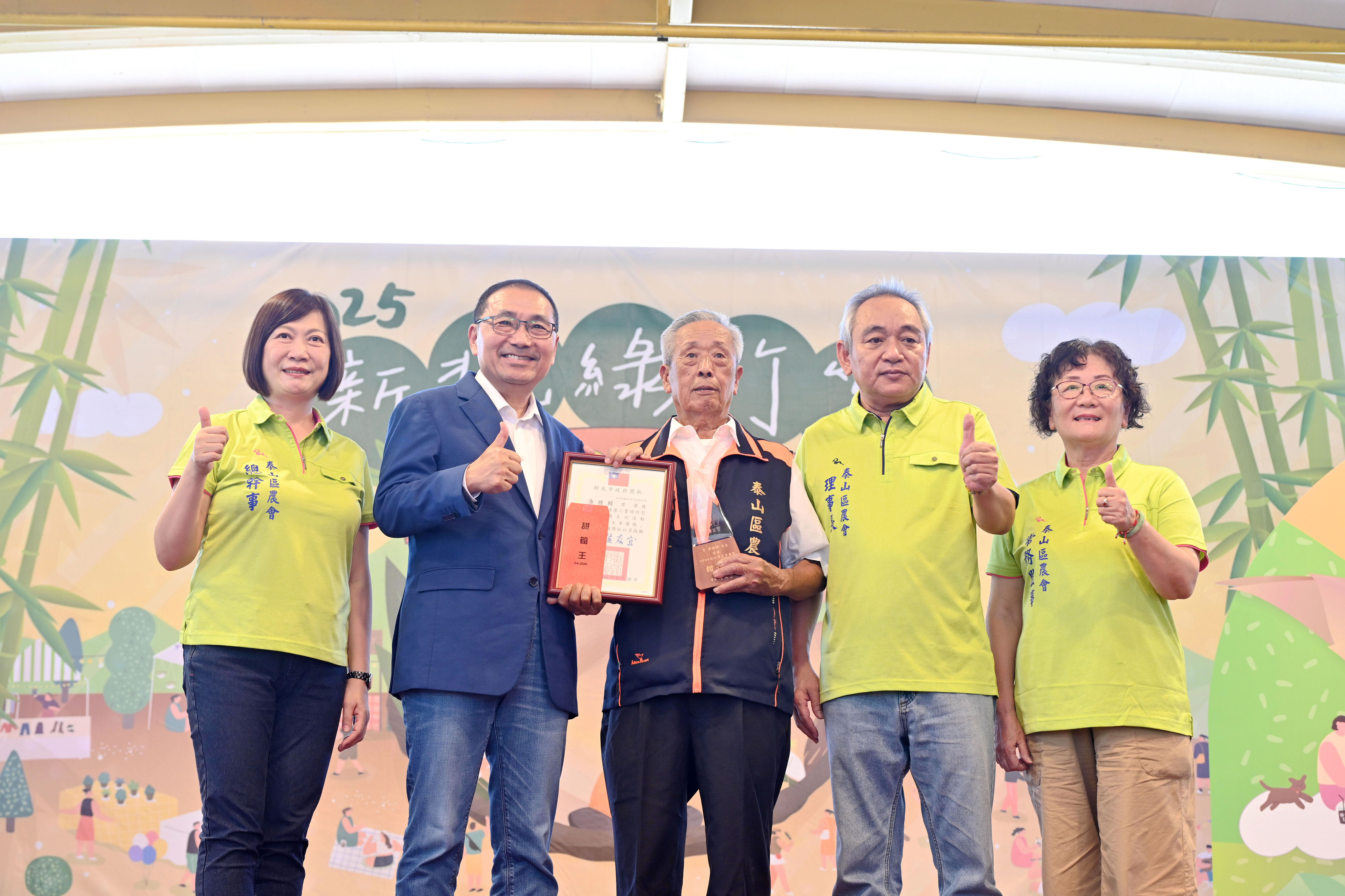 新北市級綠竹筍評鑑共有16區100位農友參賽，甜筍王為泰山區唐德輔。