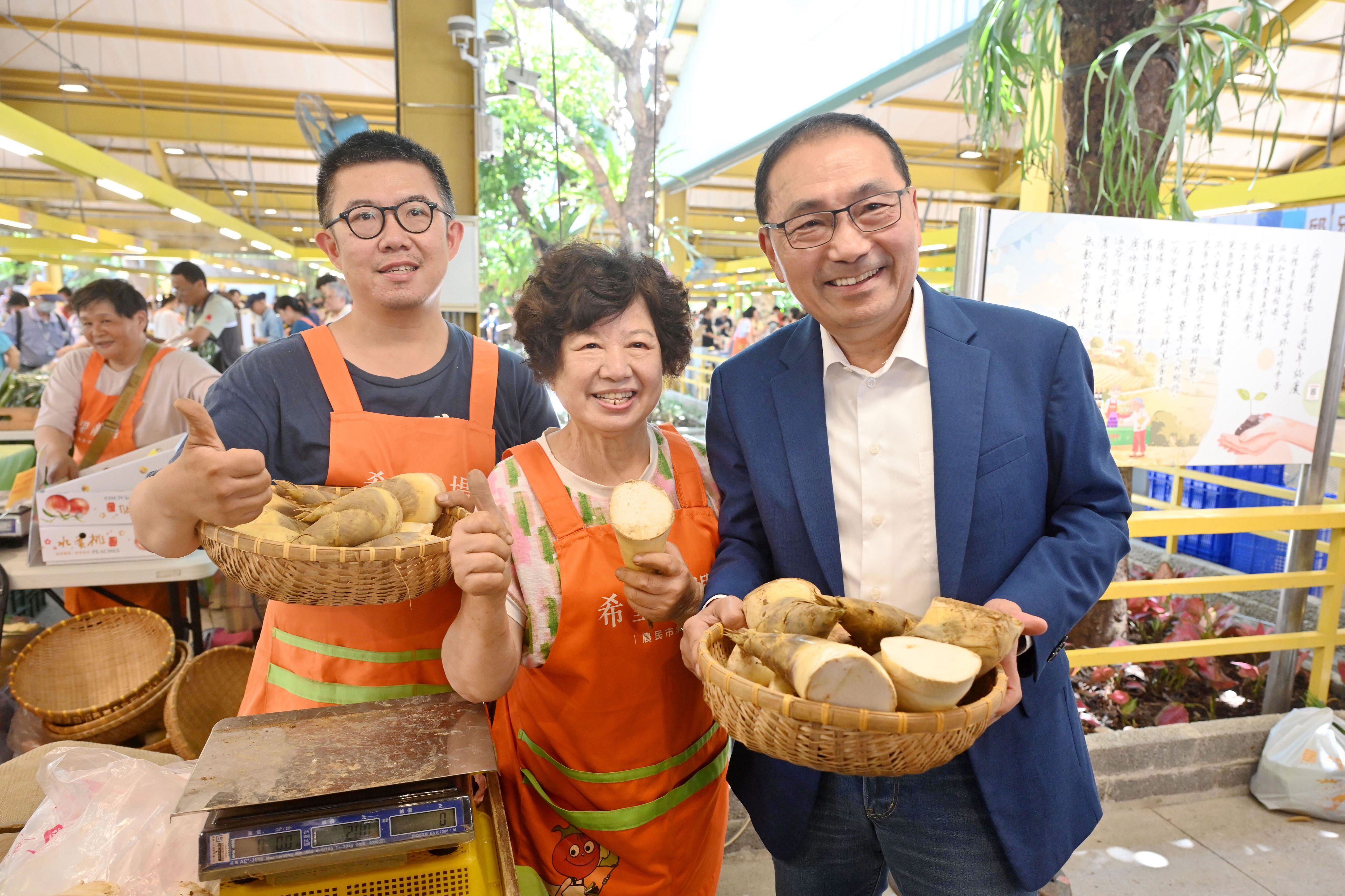 侯友宜歡迎大家今、明兩天把握機會來希望廣場的「新北健康三寶」綠竹筍展售會選購各產地直送新鮮綠竹筍。
