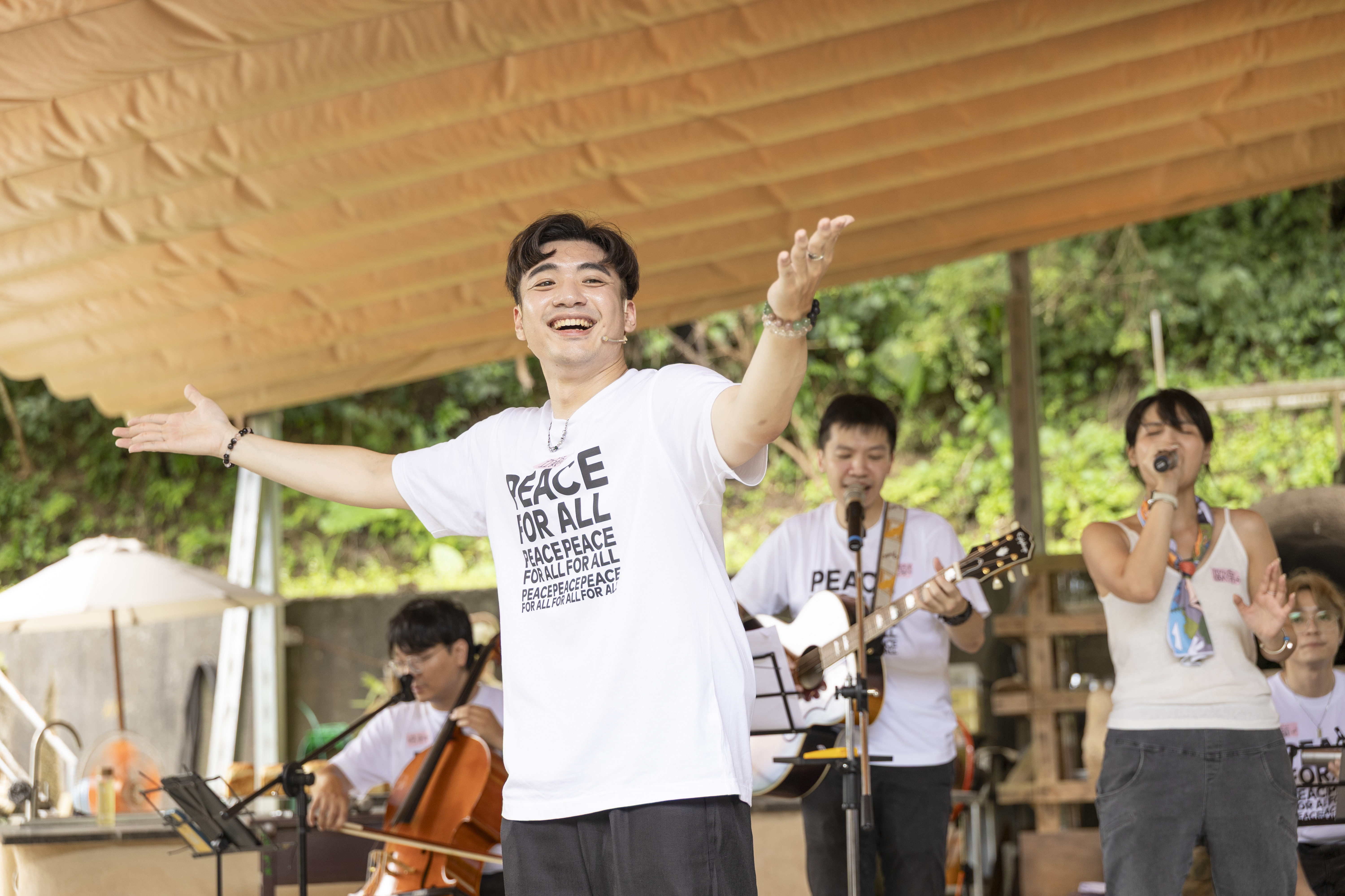 今天首先以音樂表演，陪伴心智與身心障礙朋友。