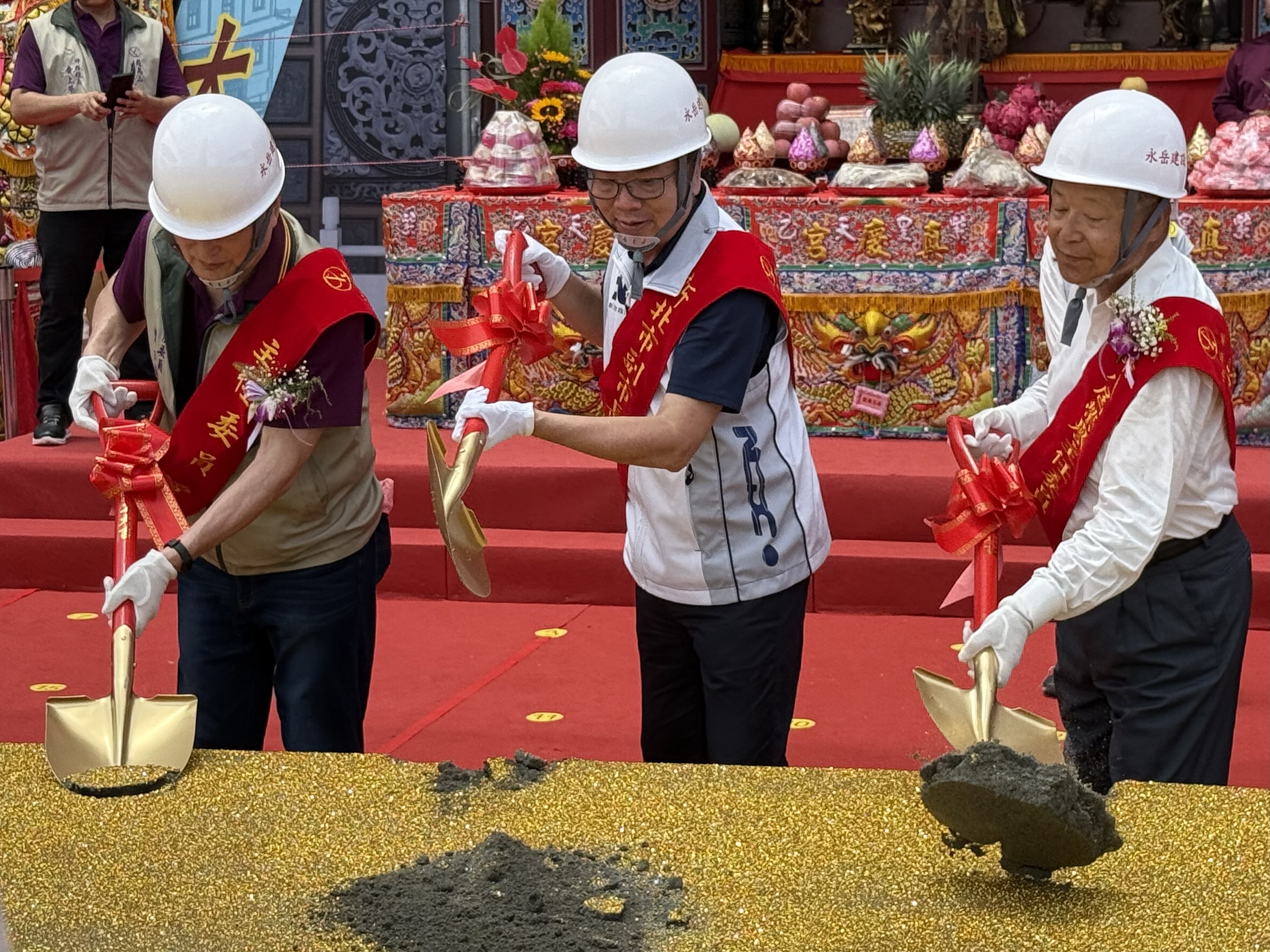 活動在熱鬧的祥獅與喧天鑼鼓聲中，由出席貴賓共同執鏟，為工程動土大典揭開序幕。