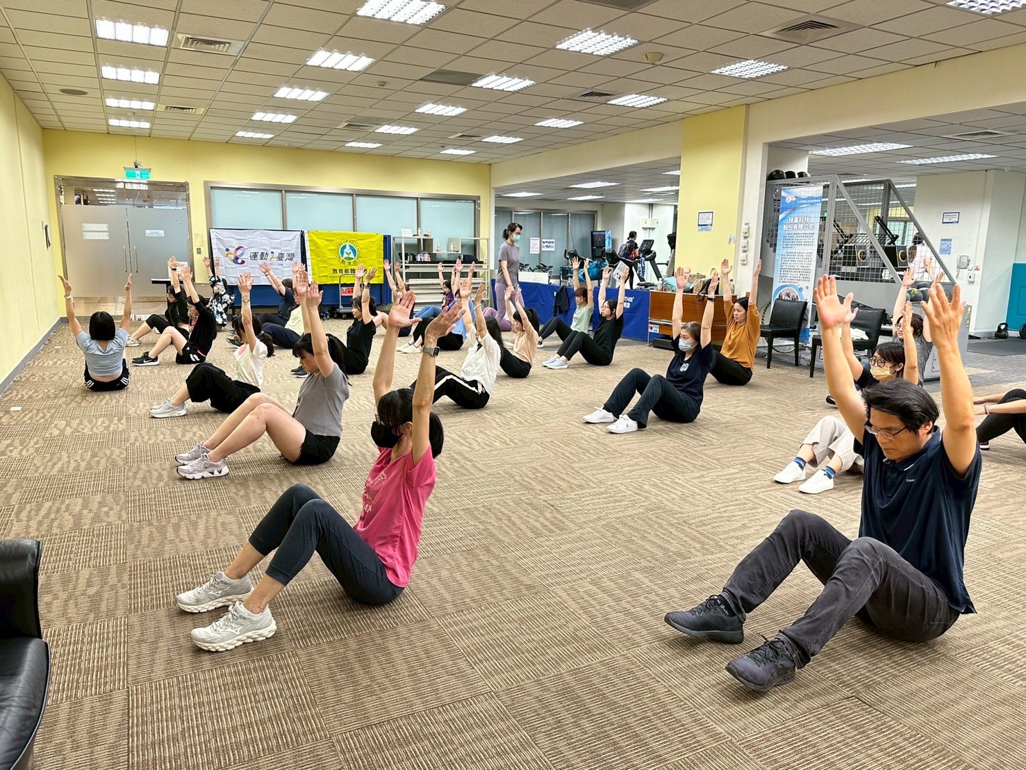新北市巡迴運動指導｜技嘉科技股份有限公司＿體態雕塑課程_專業師資帶領進行核心訓練，打造健康職場生活