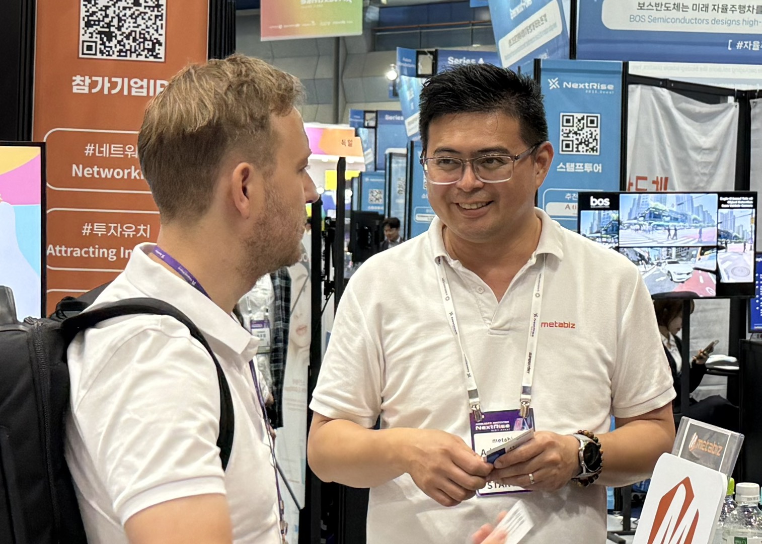 用益網路科技執行長連人玉(圖右)於 2025 NextRise展會介紹公司產品與服務。