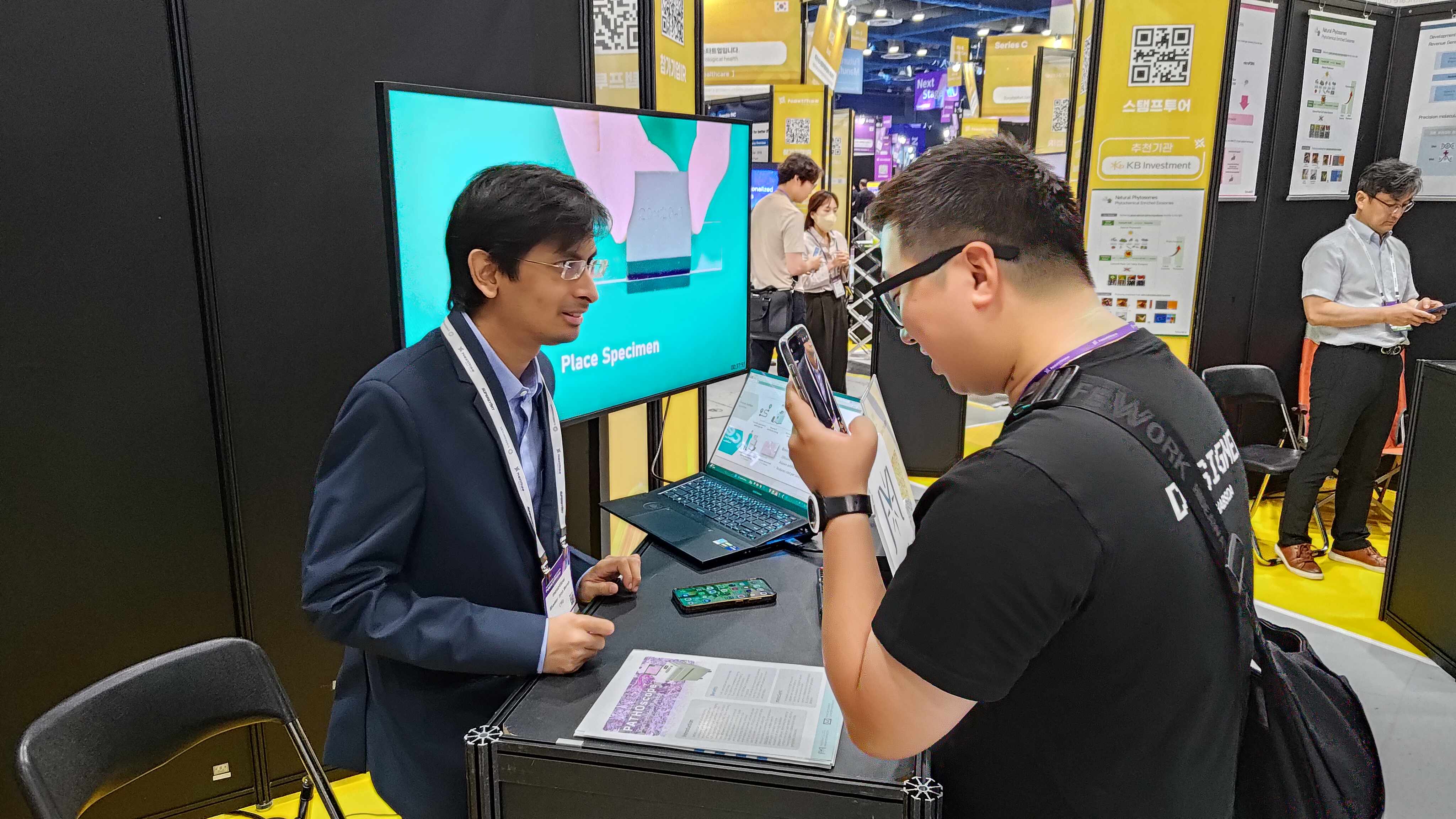 介觀生醫技術長Bhaskar(圖左)於 2025 NextRise展會現場介紹公司產品。