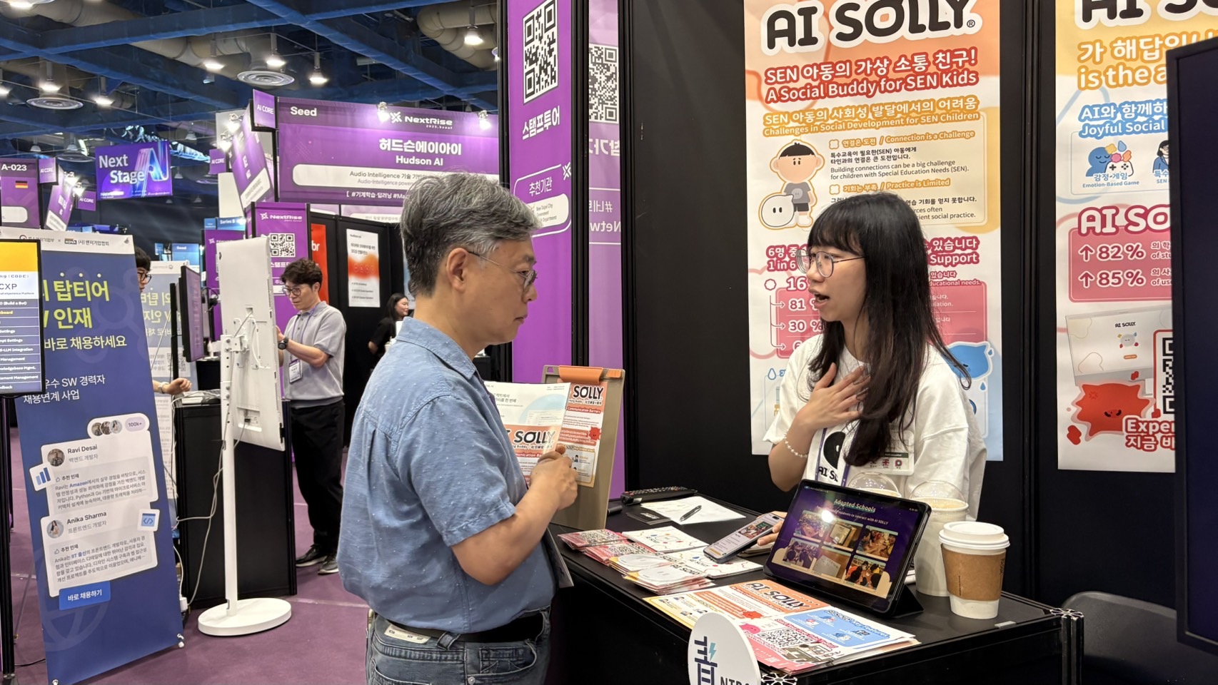 宇宙製造的推廣大使李雅媛(圖右)於2025 NextRise展會現場介紹公司服務。