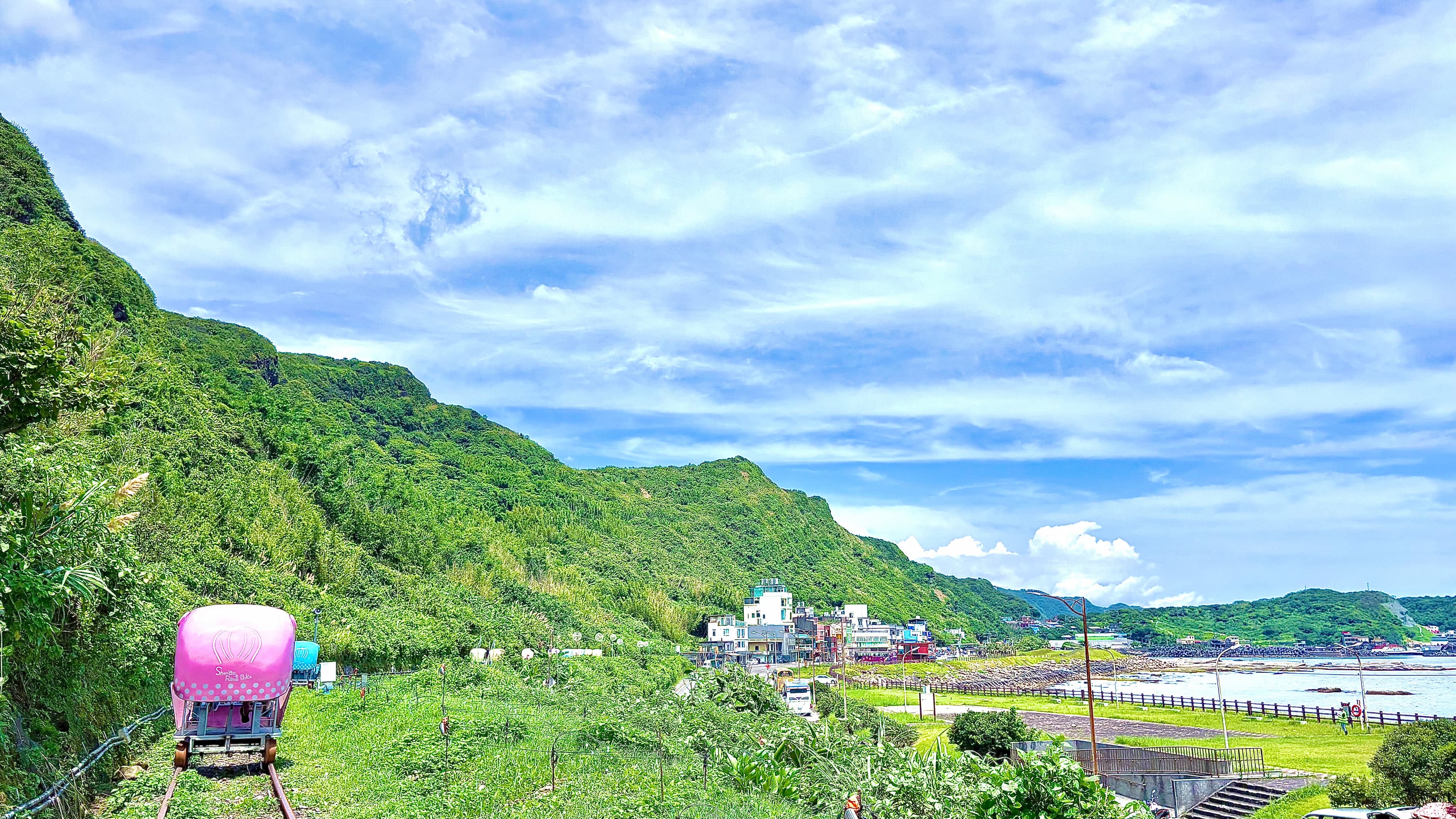 在深澳鐵道自行車觀海段，一邊騎乘、一邊眺望無敵海景，海風吹拂、浪聲相伴，享受最療癒的山海騎旅時光！