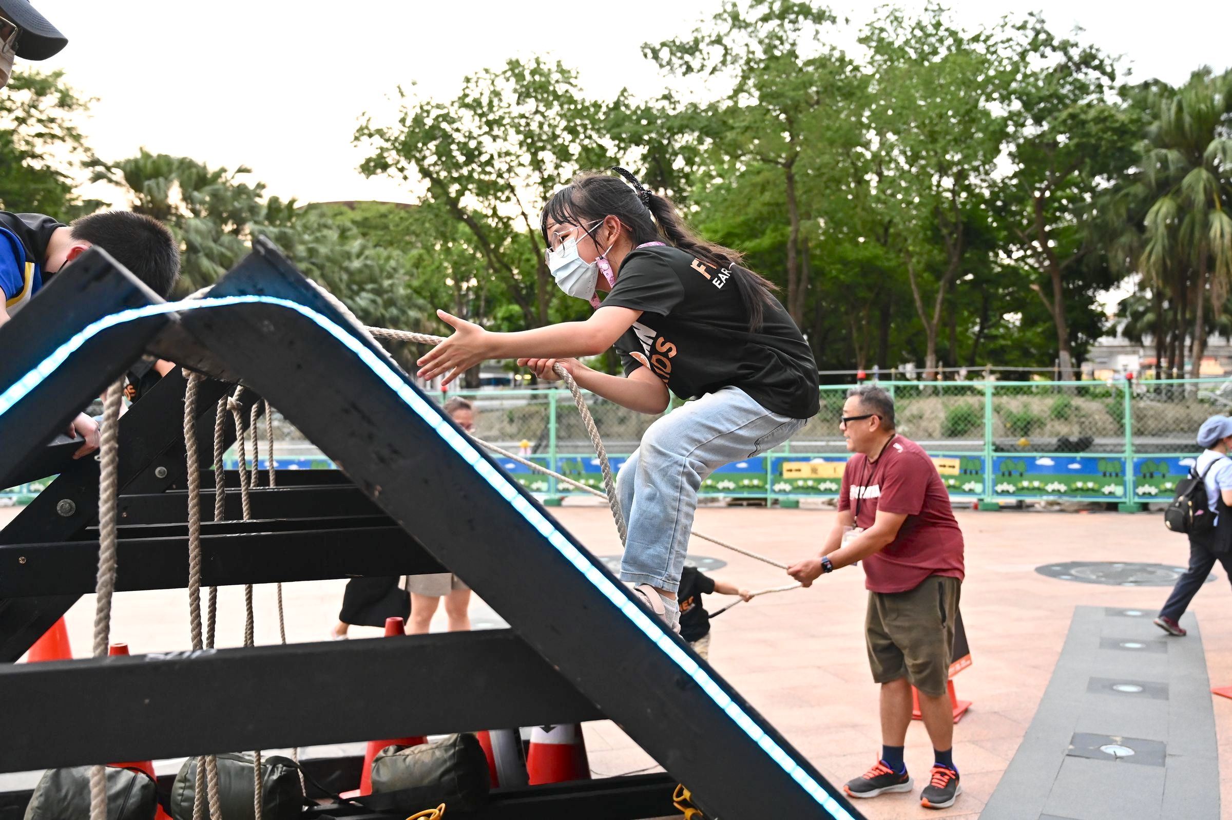 「小勇士營」設計不同關卡，讓孩子在遊戲中訓練身體協調與專注力。