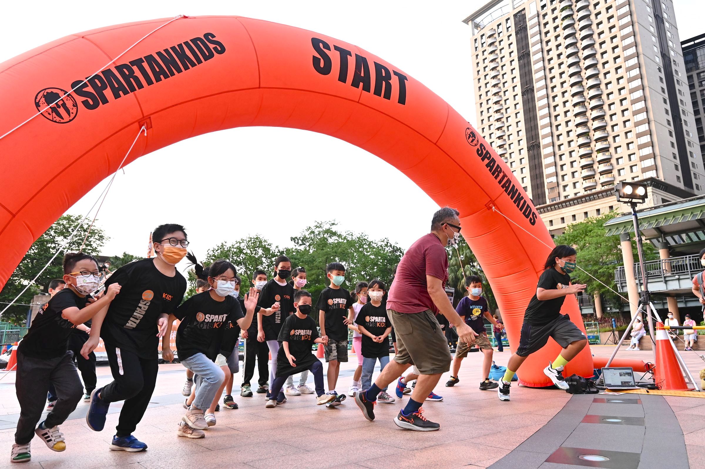新北市兒童藝術節「小勇士營」7月12日（六）至7月20日（日）於新北市市民廣場登場，活動採免費線上報名，參加對象為4至14歲兒童。
