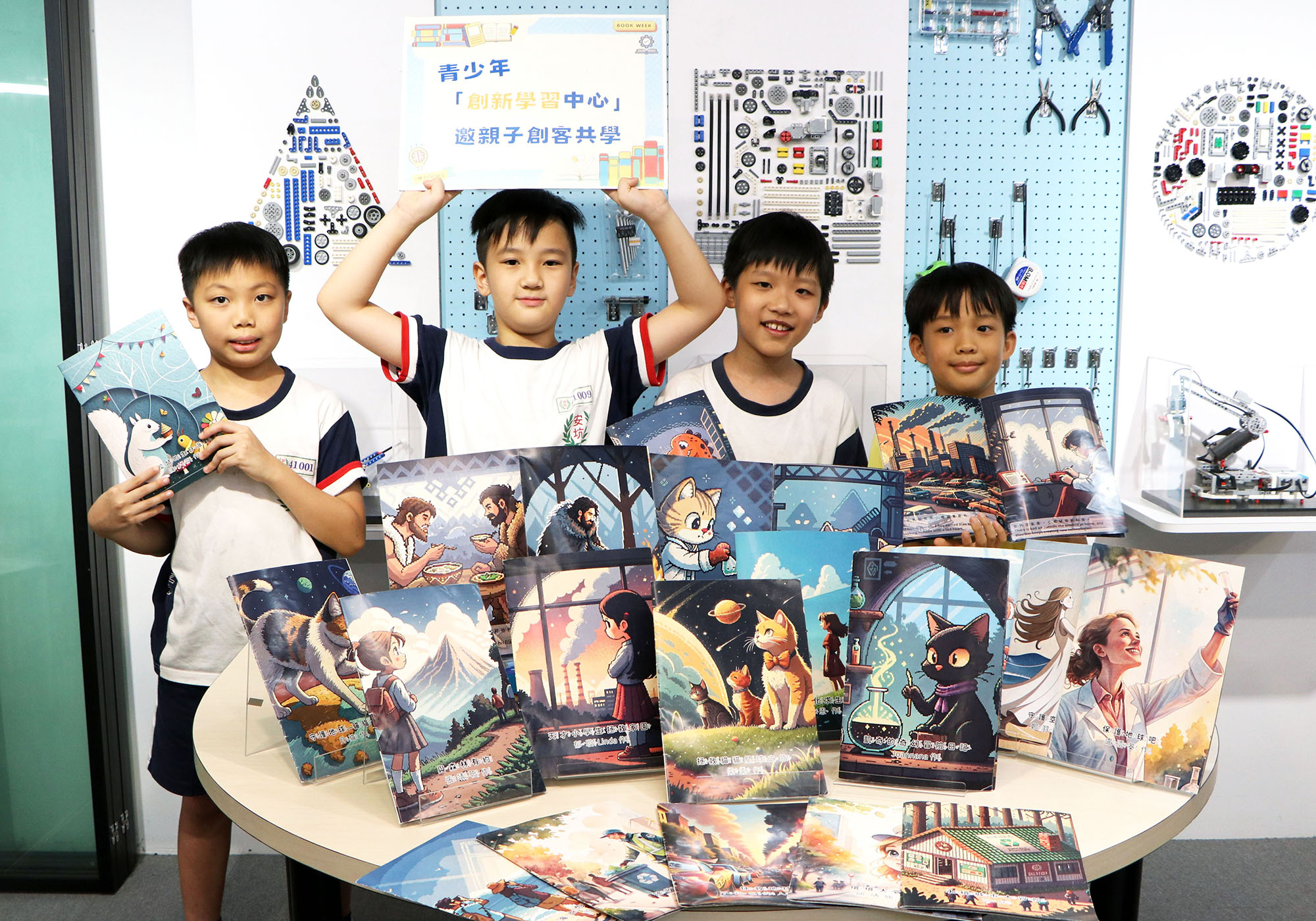 為推動親子科技教育，新北市青少年圖書館特別於暑假期間推出親子共學的「閱讀力創客坊」，邀請父母和孩子一起學習AI工具，進而創作獨一無二、專屬自己的繪本