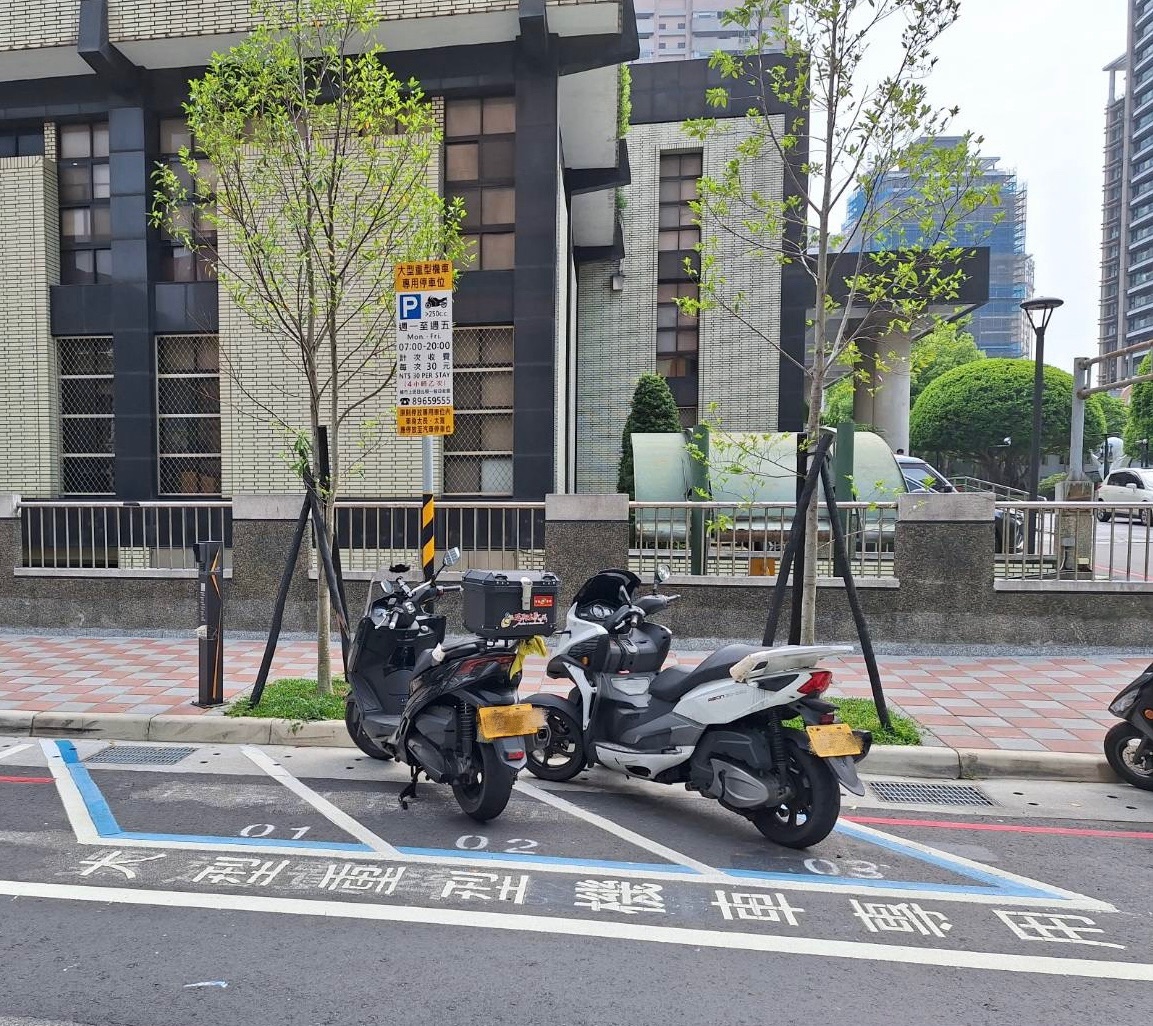 新北市現有大型重機專用格可供大型重機停放