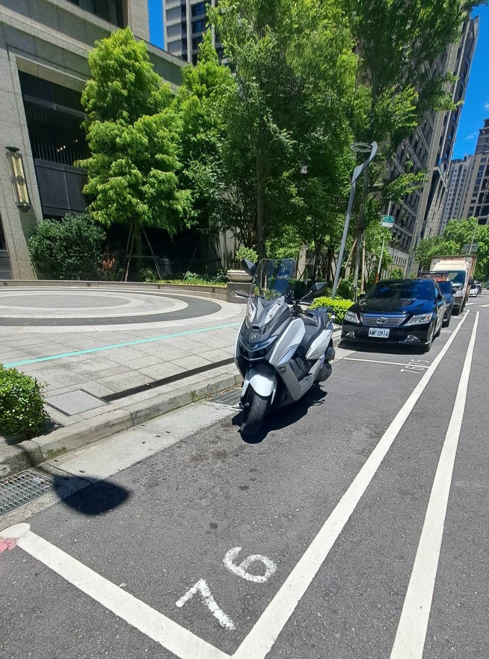 大型重機依法可停放於停車格