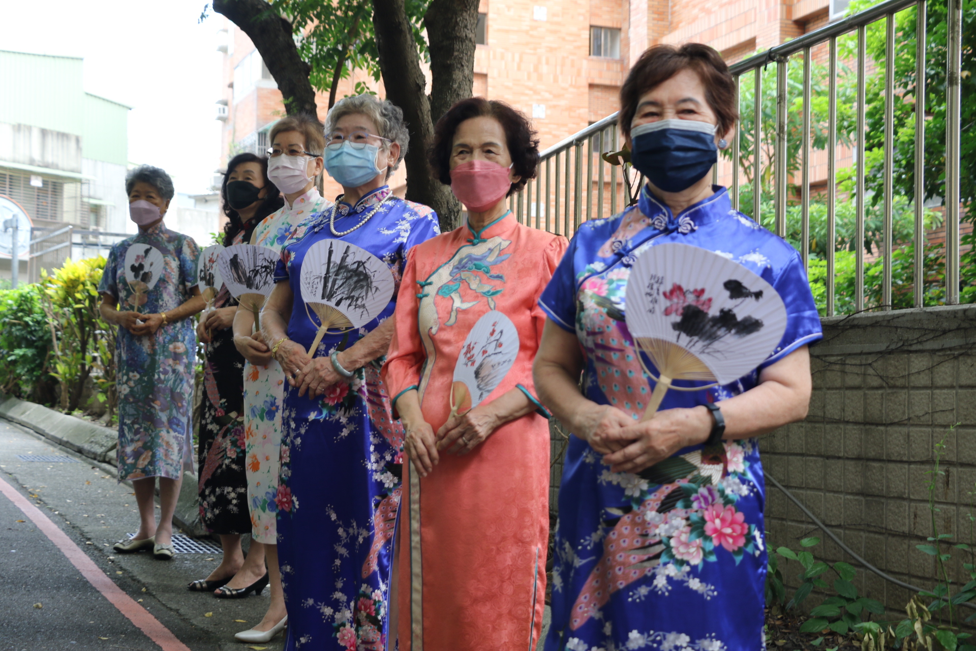 五股貿商社區發展協會保存眷村文物，更安排眷村媽媽穿上旗袍再現昔日風華