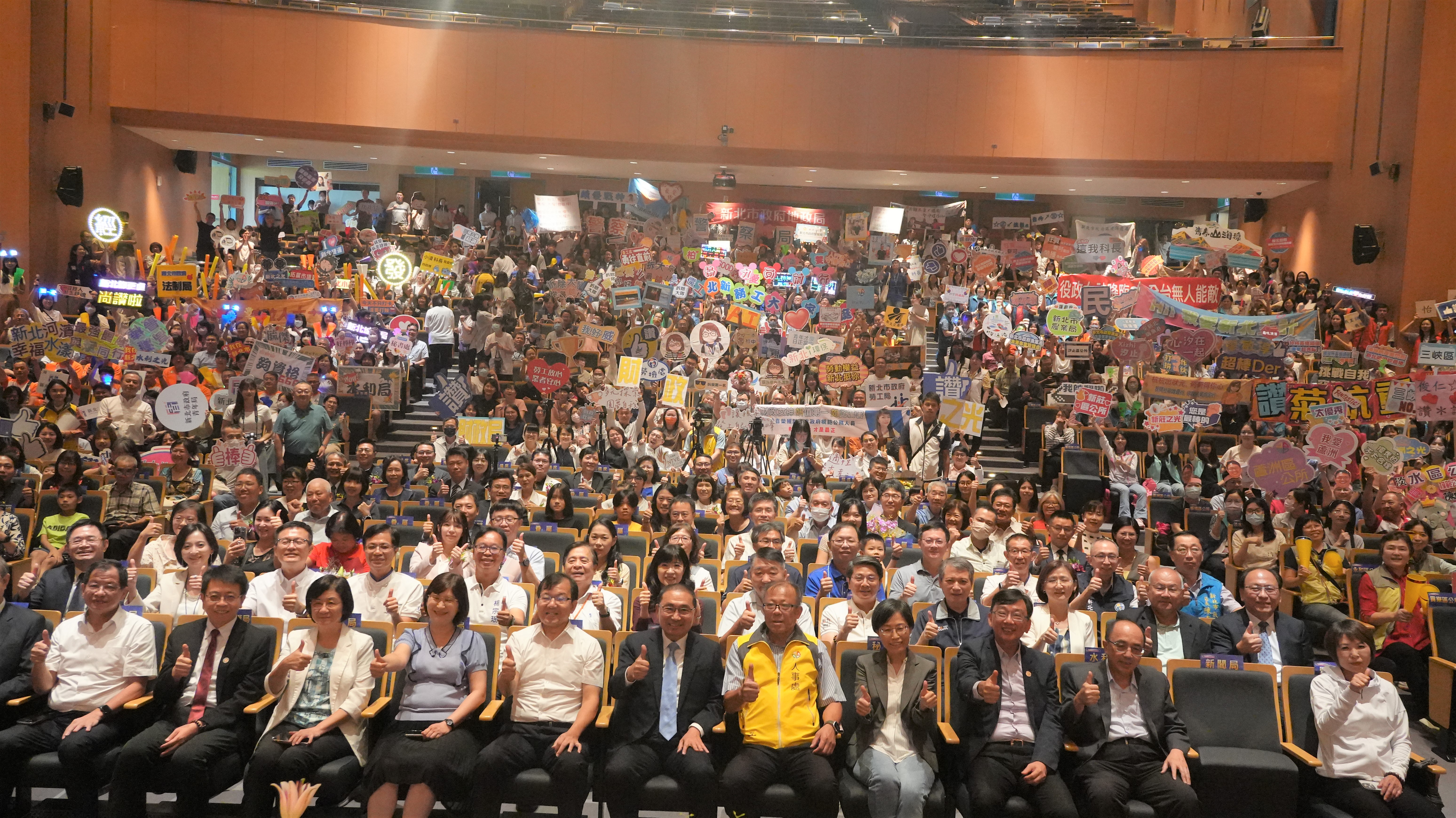 市長在現場與獲獎及觀禮同仁一起合影留念，感謝獲獎同仁及眷屬對新北市的付出與貢獻