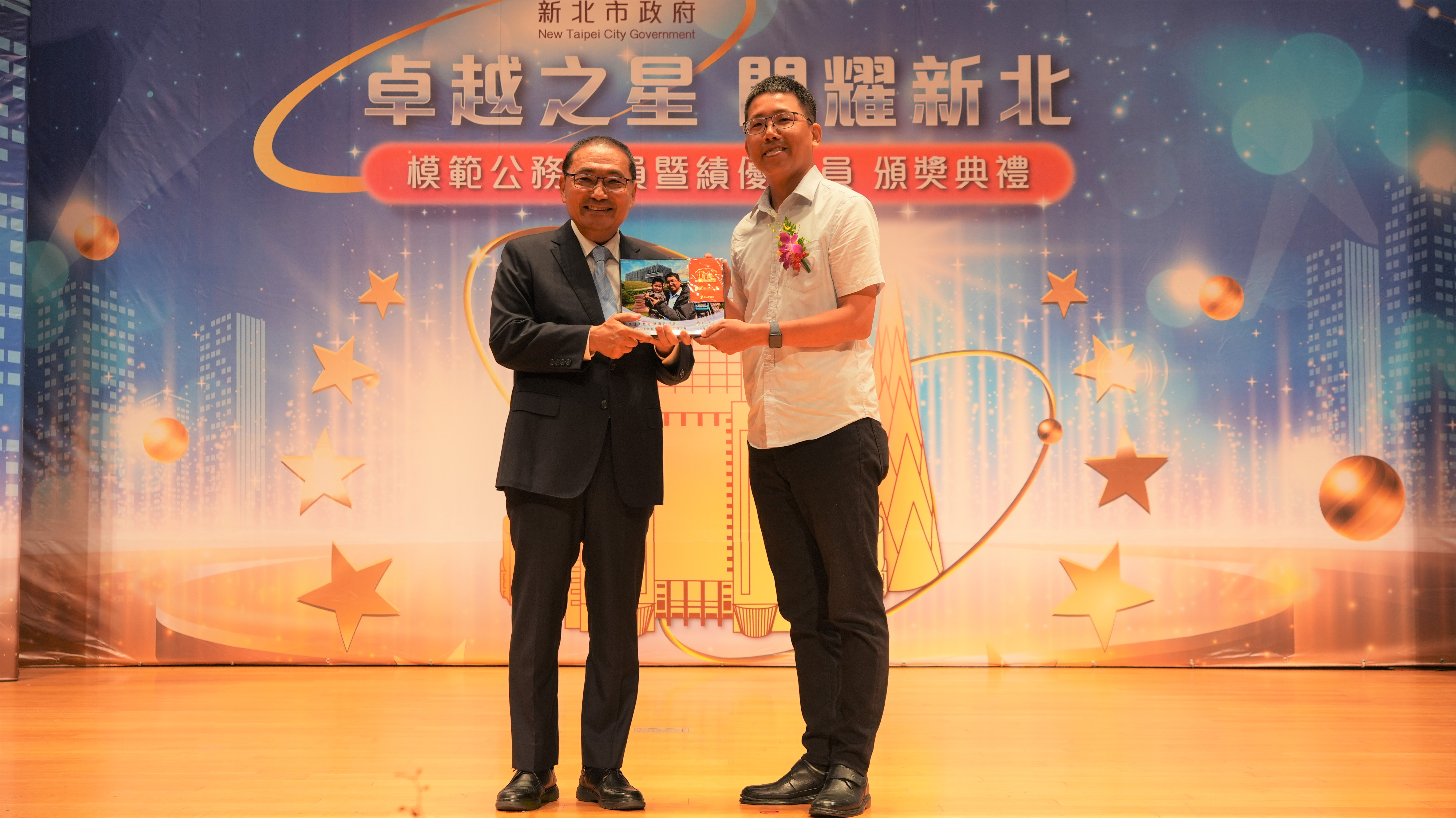 捷運工程局洪國智科長(右)與市長侯友宜合影