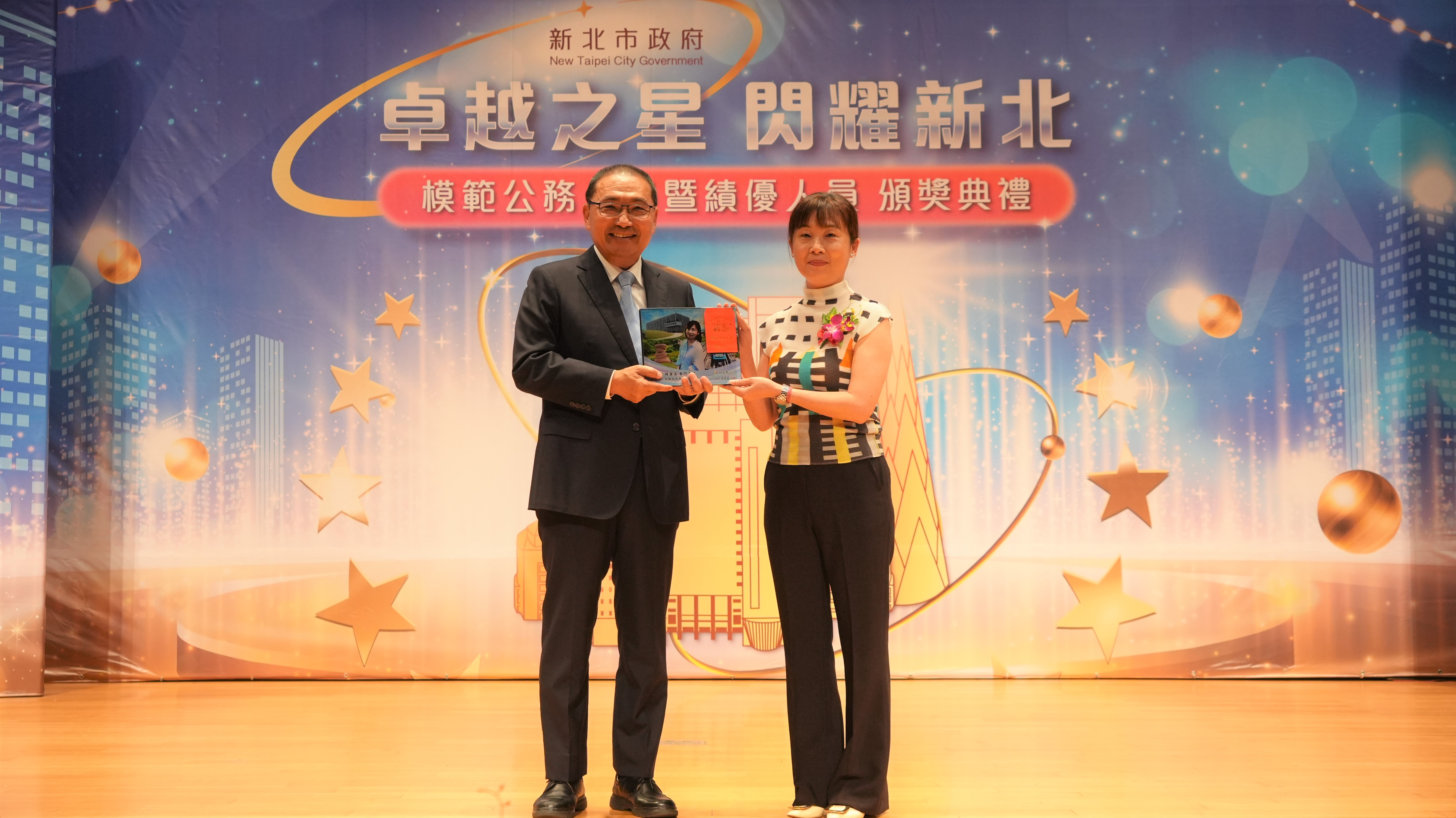 文化局陳春美專門委員(右)與市長侯友宜合影