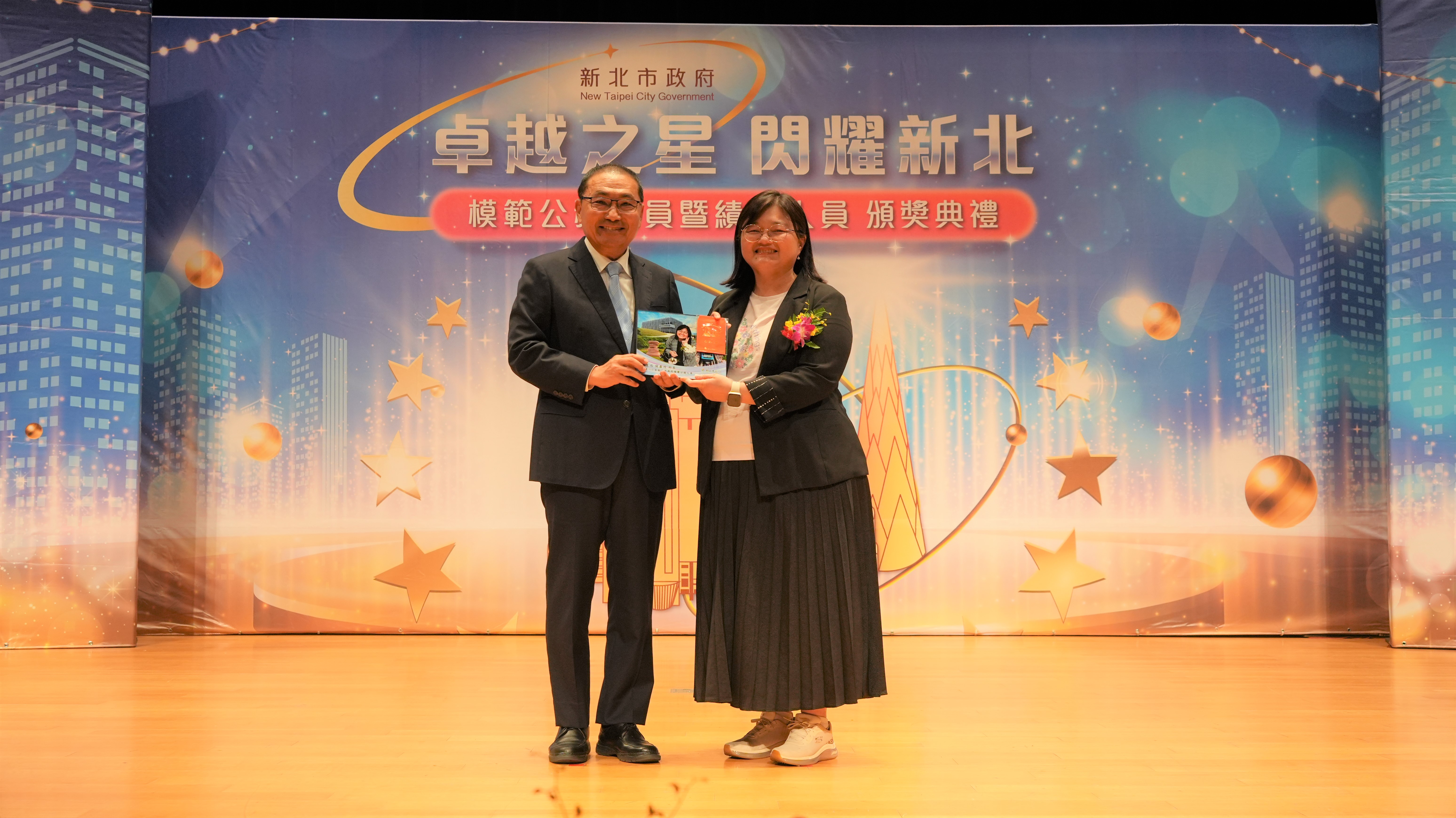 衛生局侯嘉玲科長(右)與市長侯友宜合影