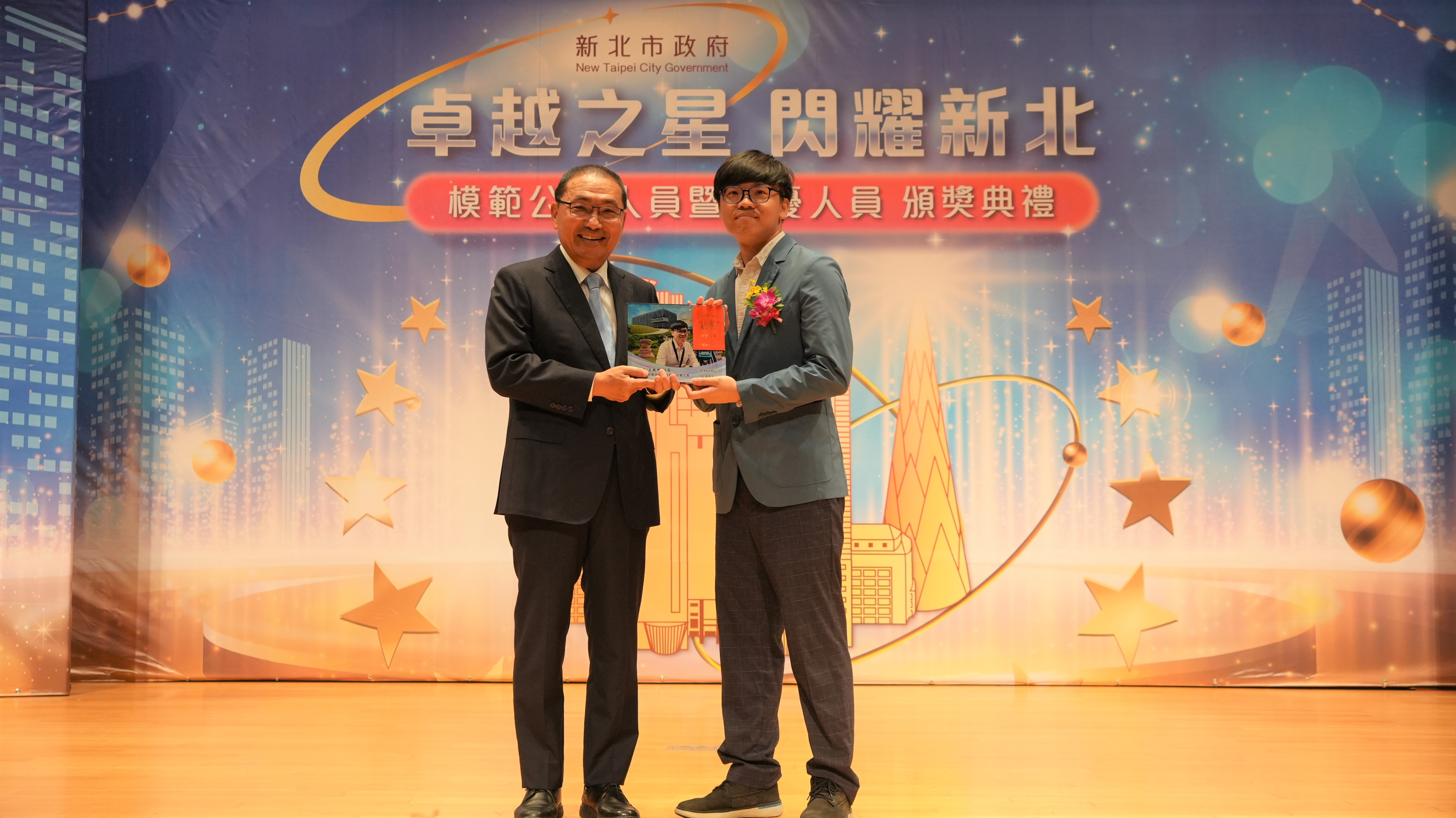 地政局王彬權科長(右)與市長侯友宜合影