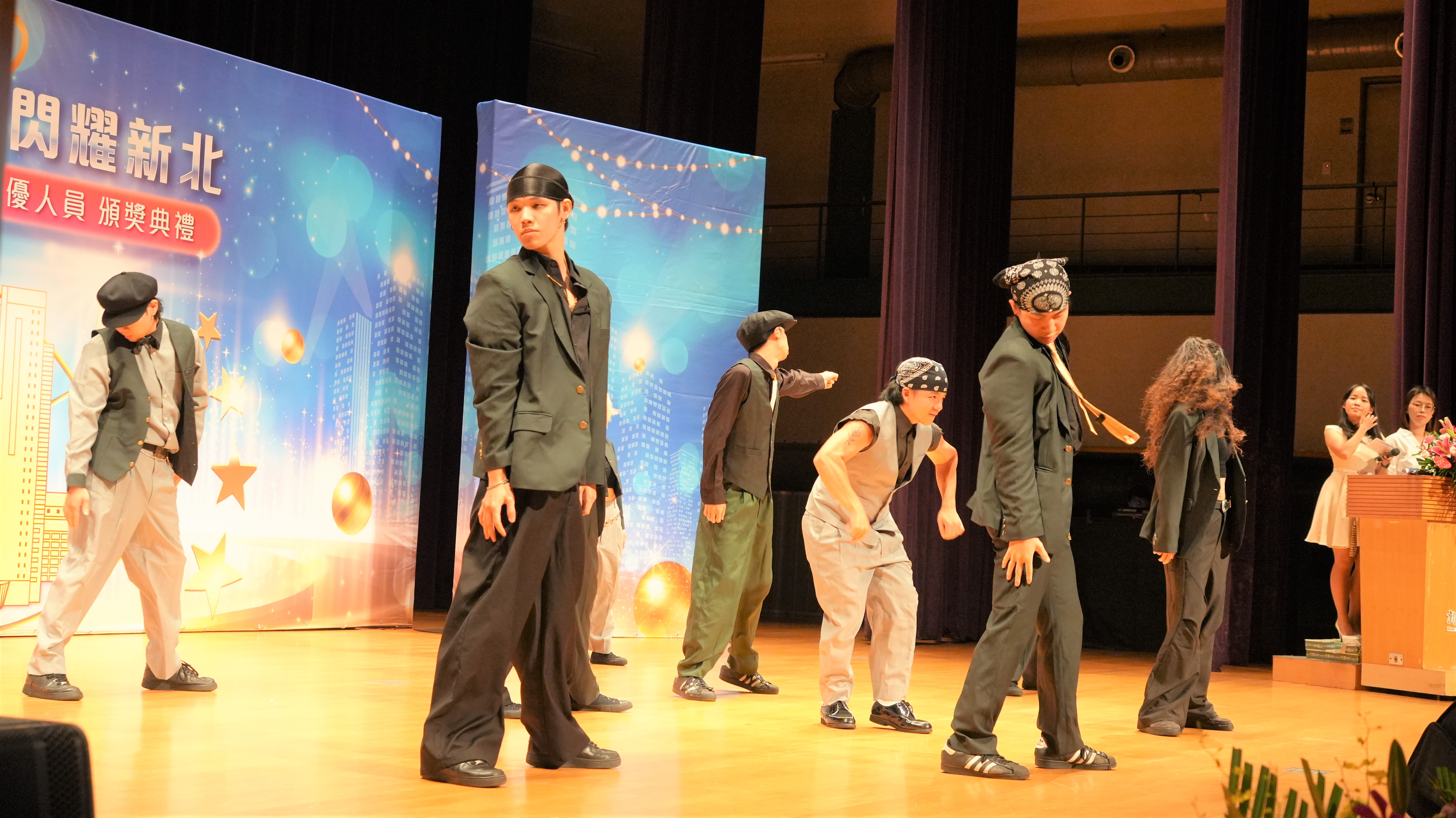 邀請本市「黎明技術學院表演藝術系」進行開場演出，為得獎者喝采