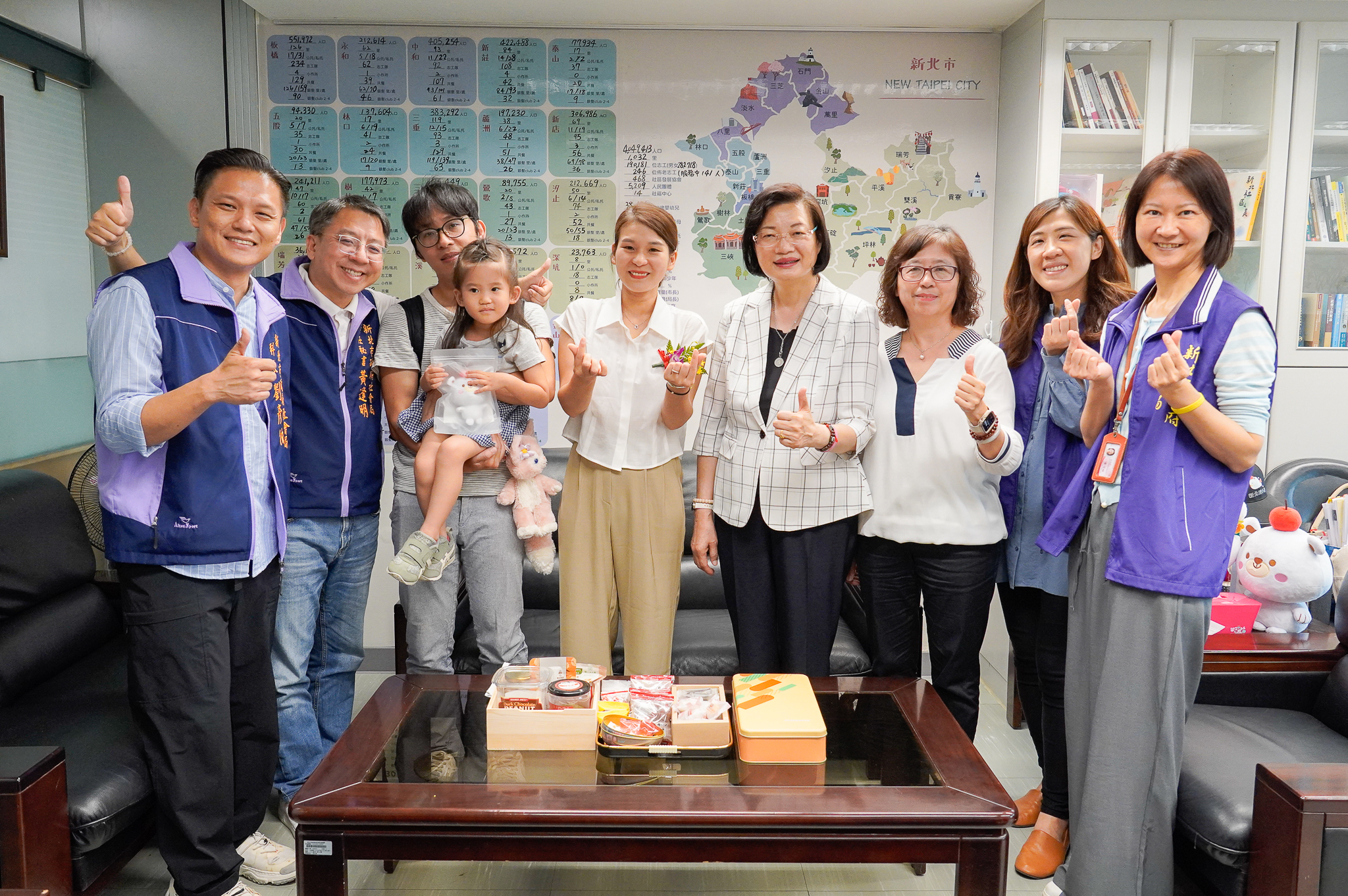  新北市社會局長李美珍（右4） 雖惜才 但面對解佩芳（中）要返鄉服務並高陞 仍不得不割愛