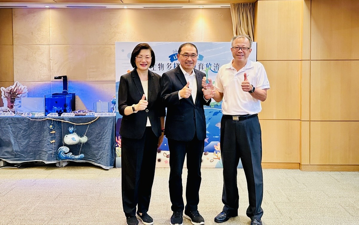 今(2)日市政會議上，社會局局長李美珍(左)與人事處處長林正壹(右)共同將金馨獎榮耀獻給市長