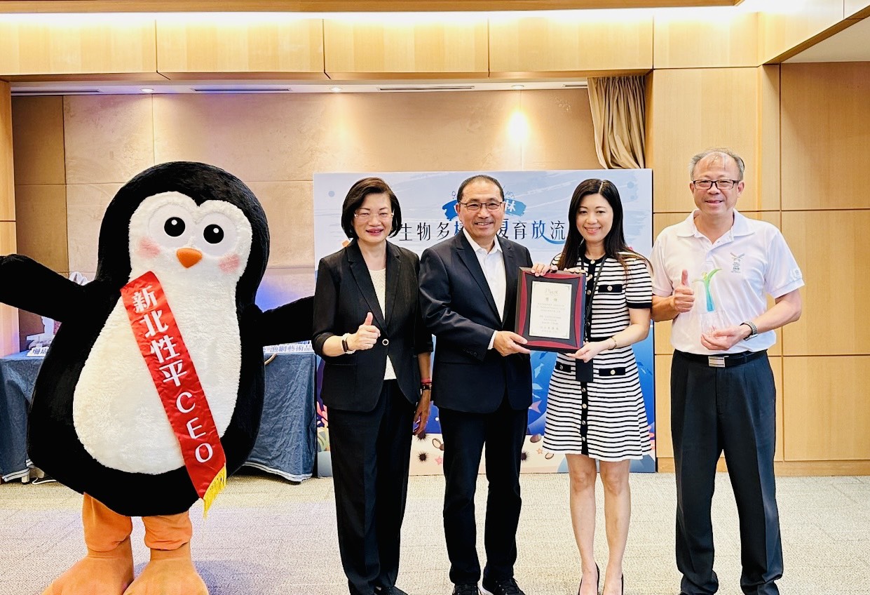 社會局於今(2)日市政會議獻上行政院金馨獎-性別平等創新獎