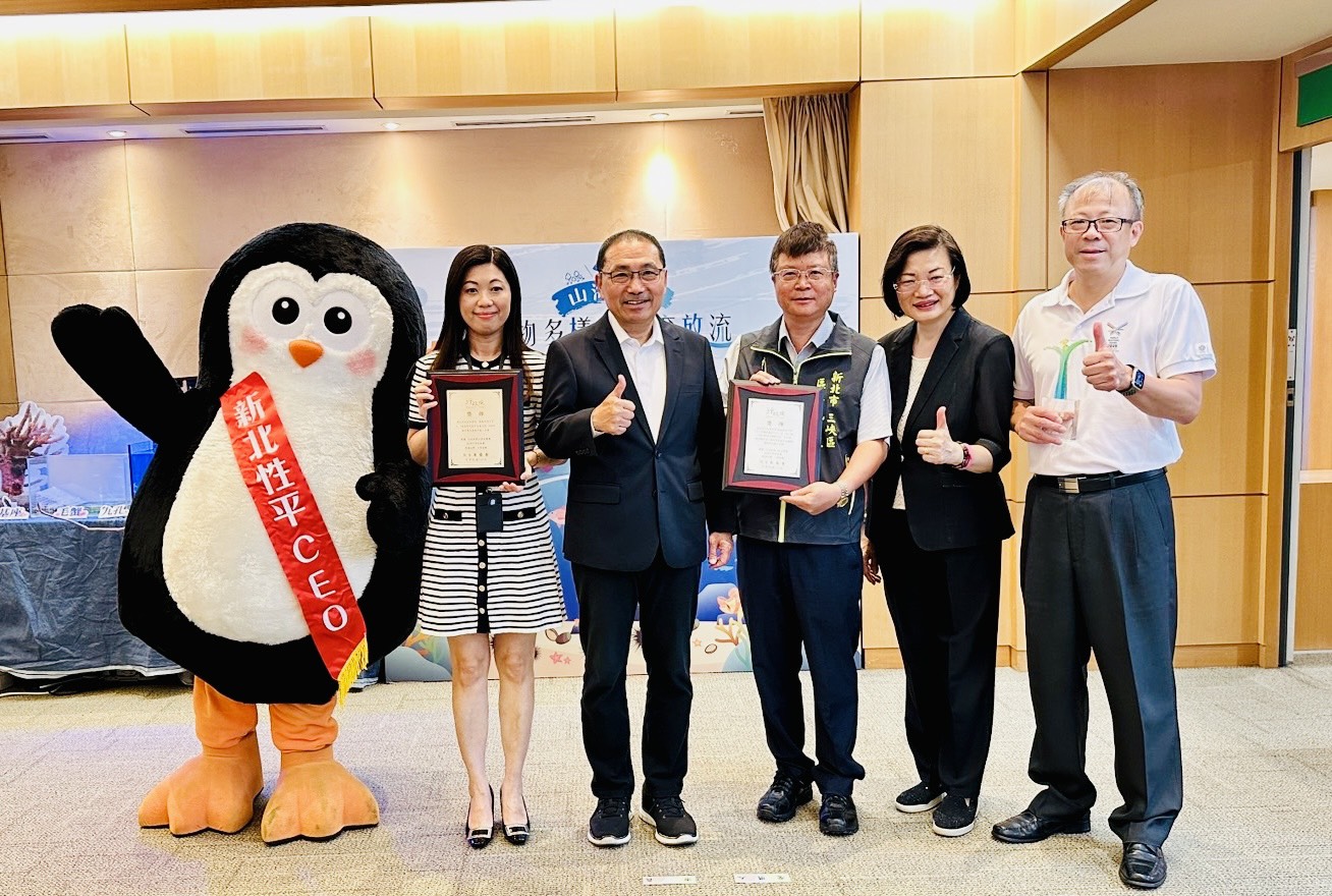 三峽區公所於今(2)日市政會議獻上行政院金馨獎-性別平等故事獎