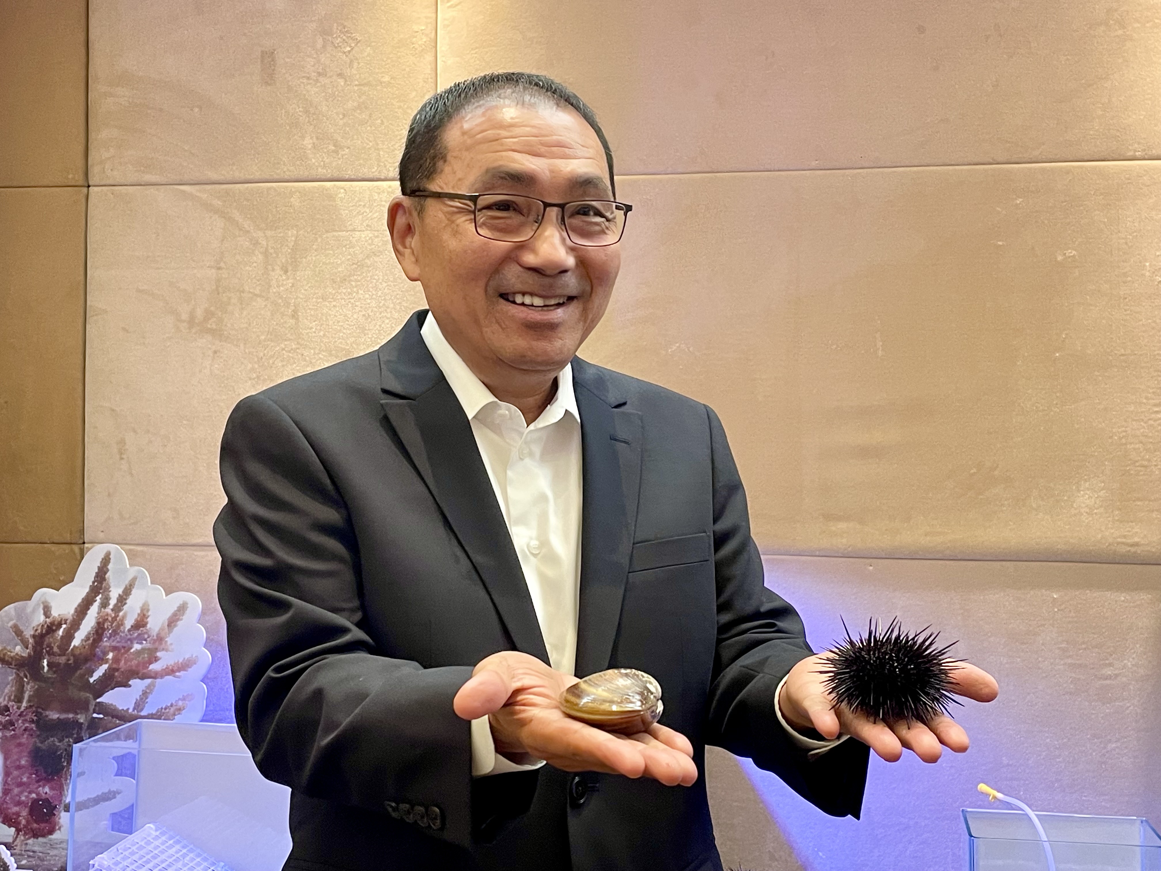 市長展示復育的紫海膽及文蛤