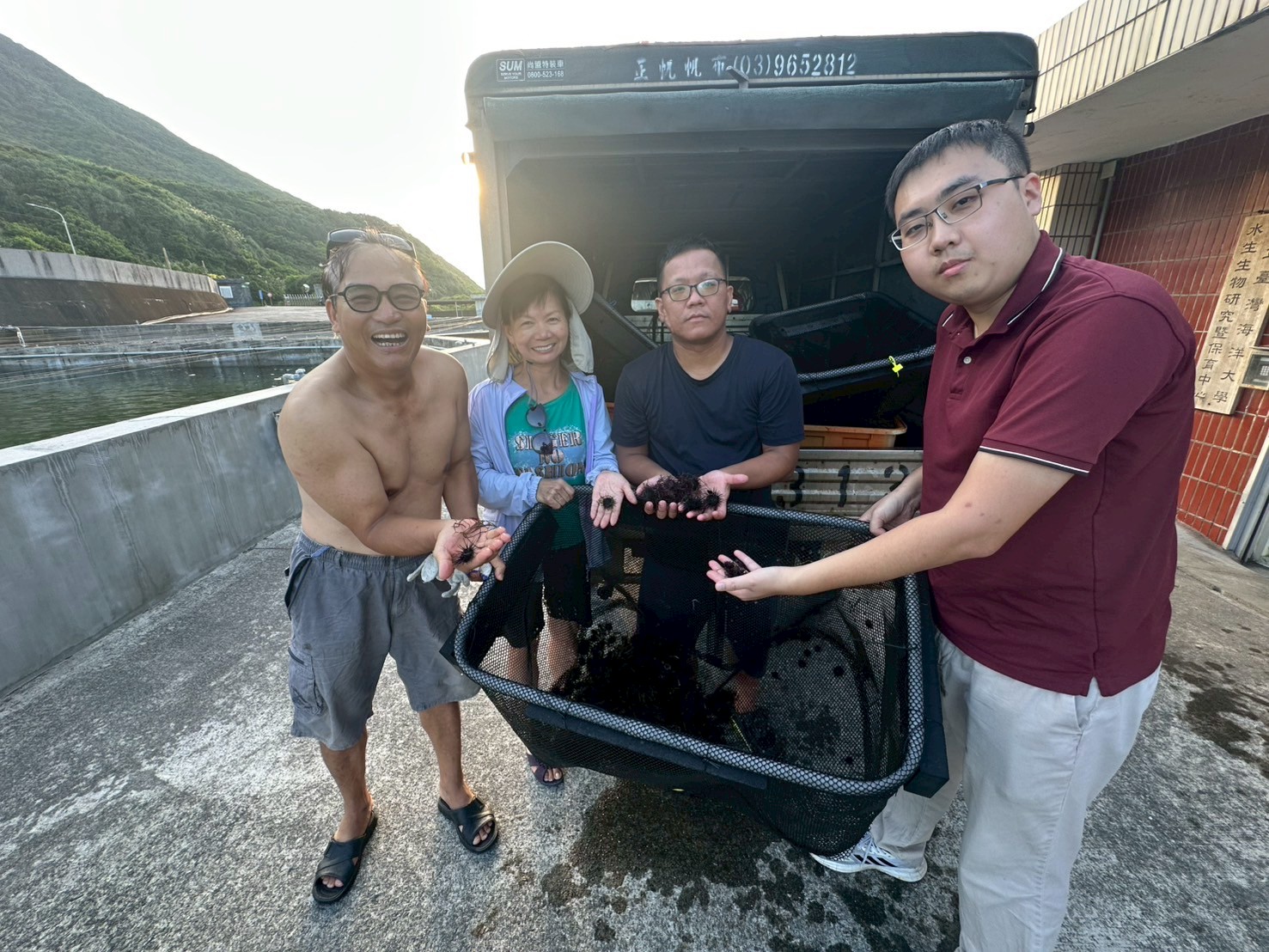 海膽試範計畫 - 養殖戶領取海膽