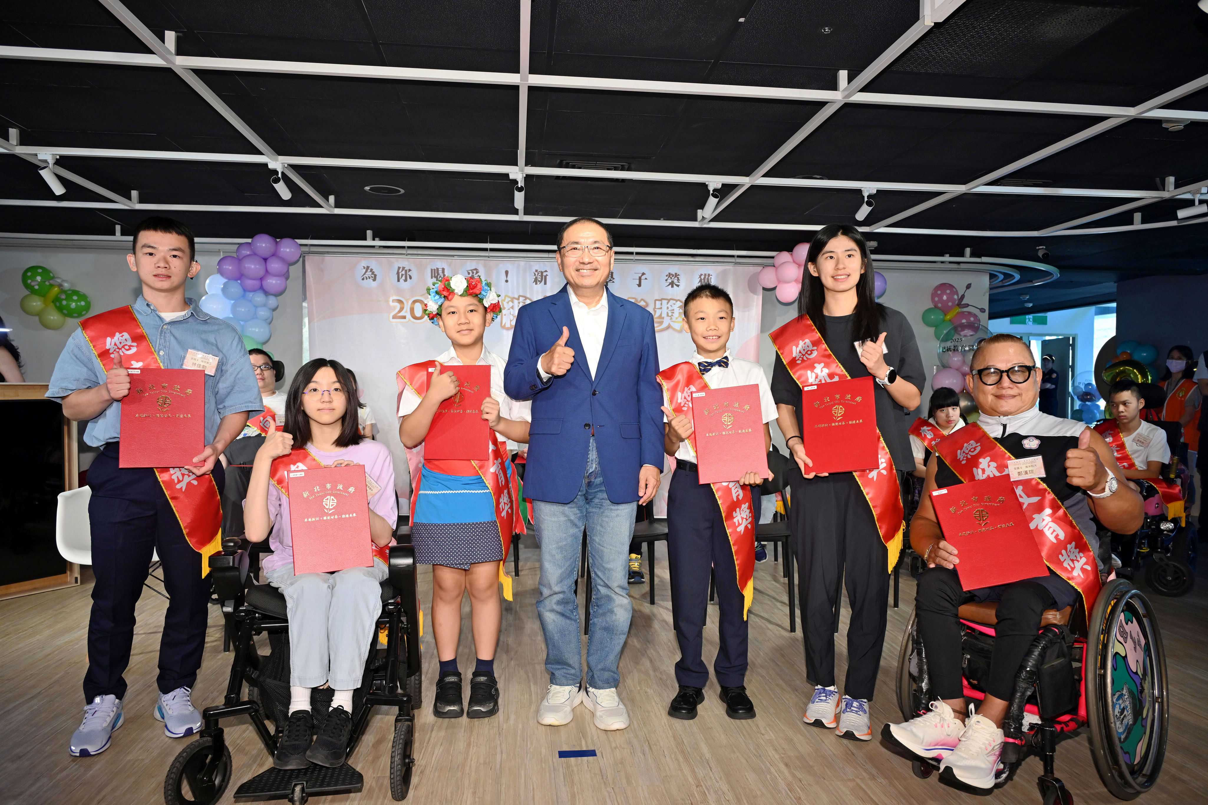侯友宜今（2）日表揚21位榮獲總統教育獎及奮發向上獎的學生。