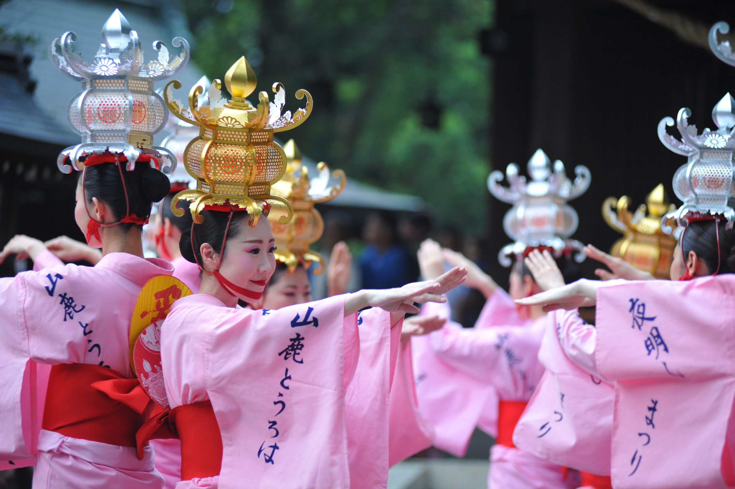 1.熊本縣山鹿市將為2025夏日嘉年華帶來燈籠舞表演，還有熊本在地特產、小物及旅遊資訊