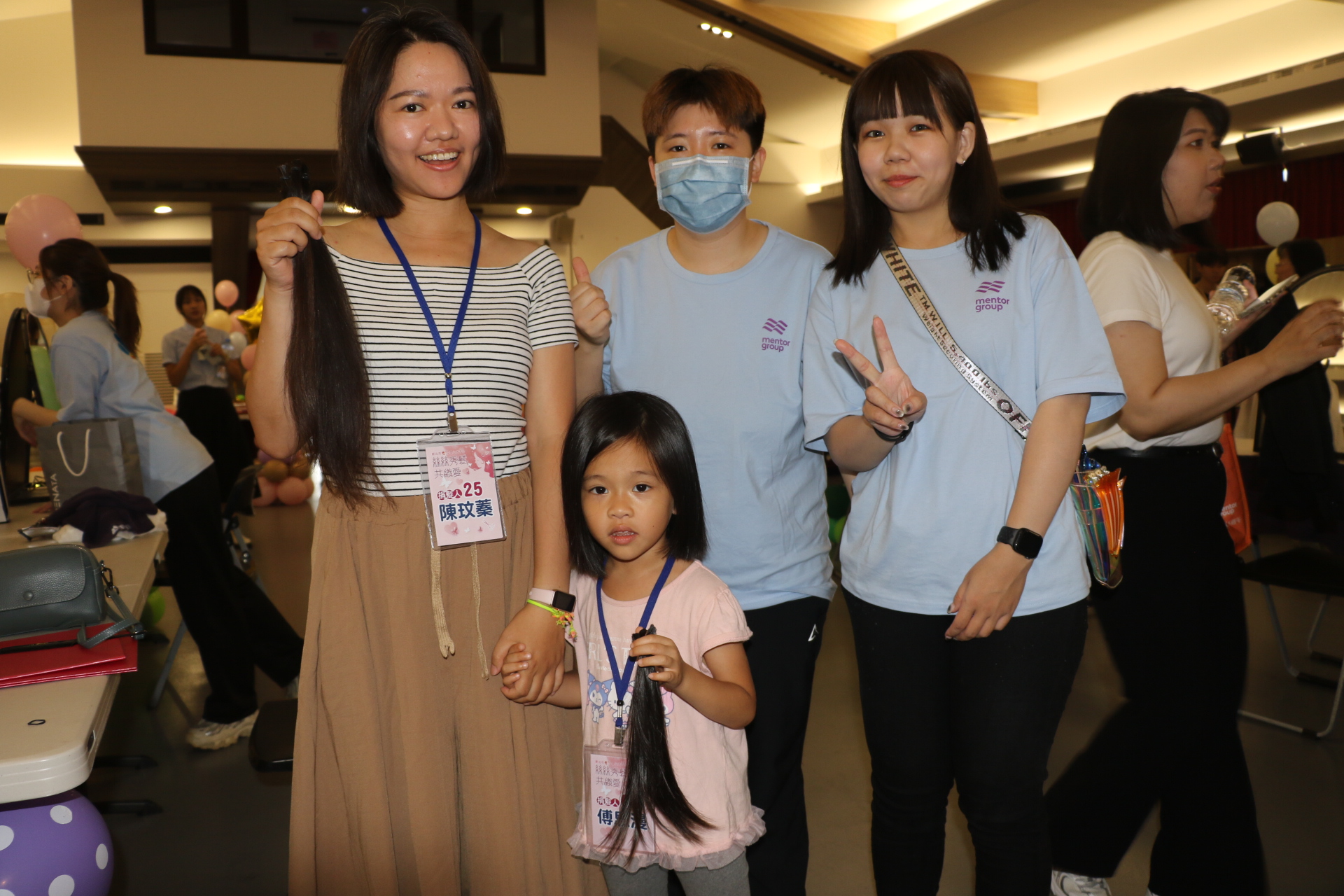  陳玟蓁和5歲的女兒傅思漫一起捐出秀髮