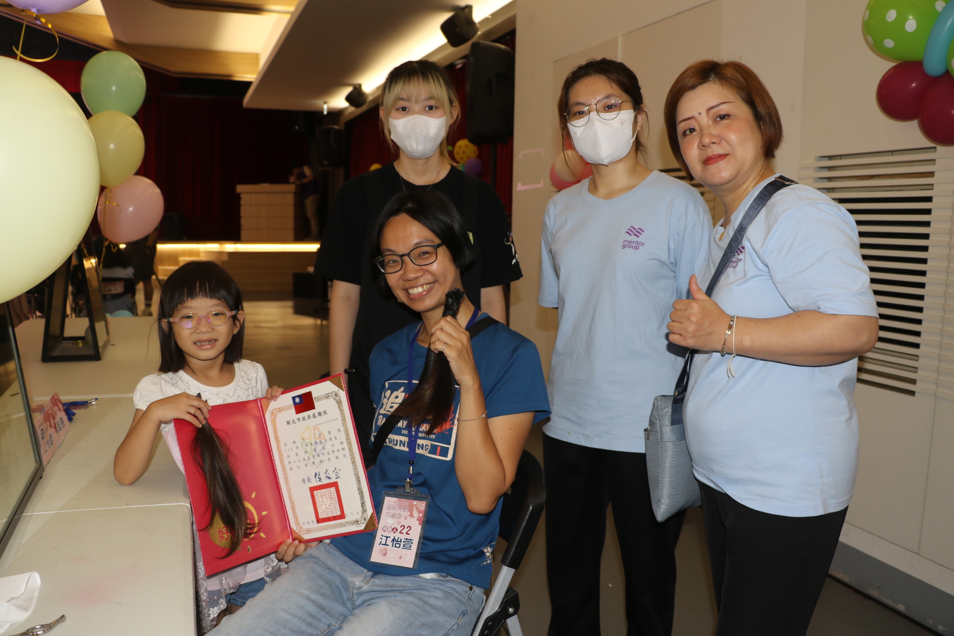 社會局身障福利科同仁江怡萱帶著就讀幼兒園大班的卓毓恩女兒一起捐髮
