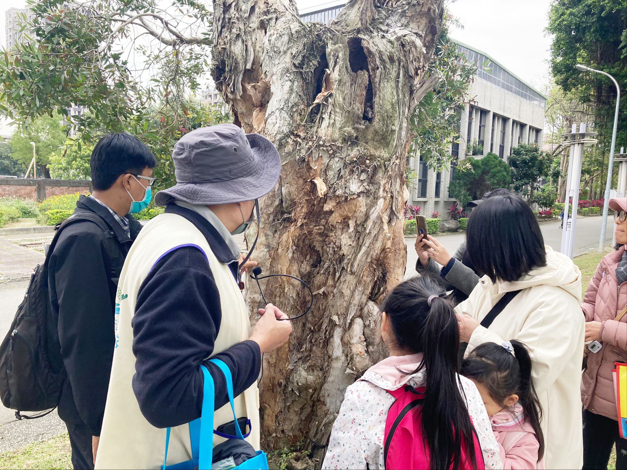 濕地故事館推出的《水資源探險+樹木大地遊戲》，將帶領親子走入濕地故事館及435園區自然場域，以趣味互動的方式介紹水環境中的昆蟲、動物及棲地共生關係