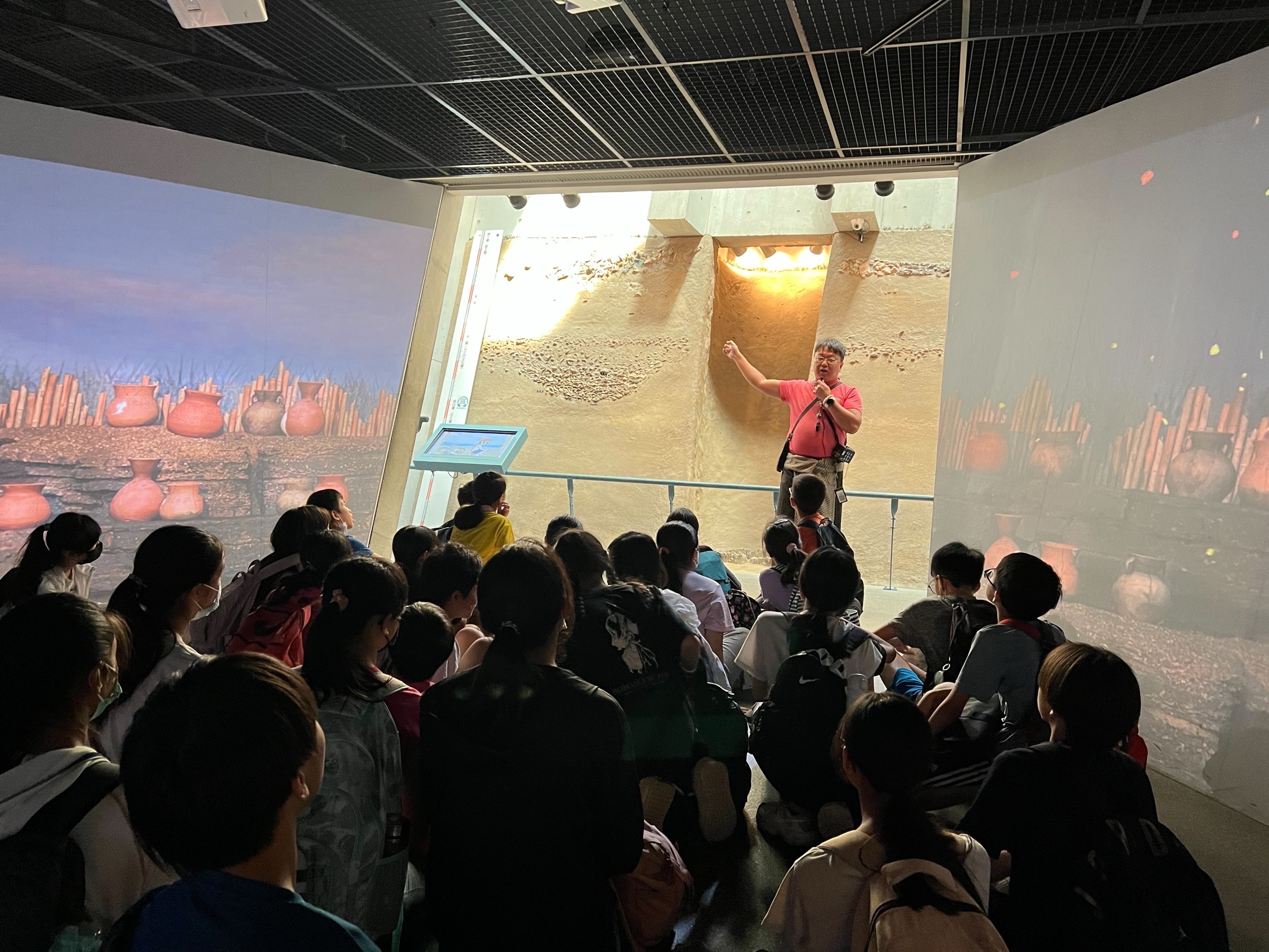 學員在導覽老師帶領下認識新北地區早期考古遺址與先民生活的方式，學習古人如何與自然共處