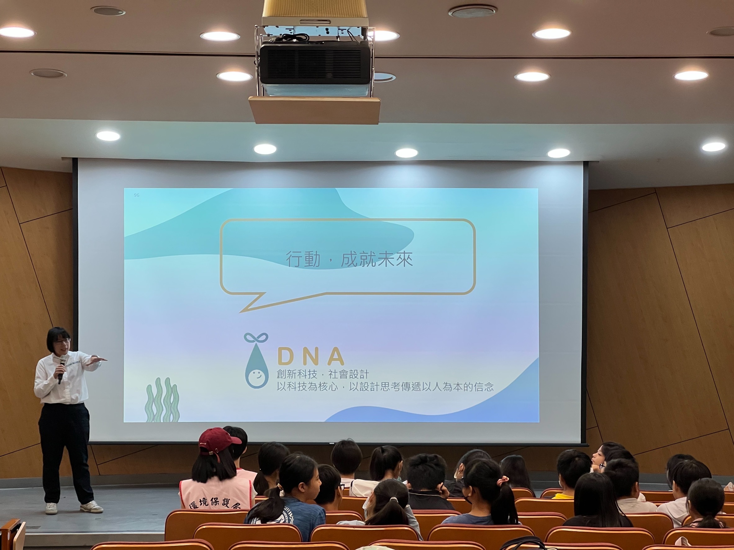臺灣湛藍海洋聯盟陳思穎執行長分享海洋污染實例及自身經驗，讓學生了解海廢對生態造成的長期影響