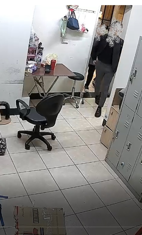  男友進入店家飼貓處。