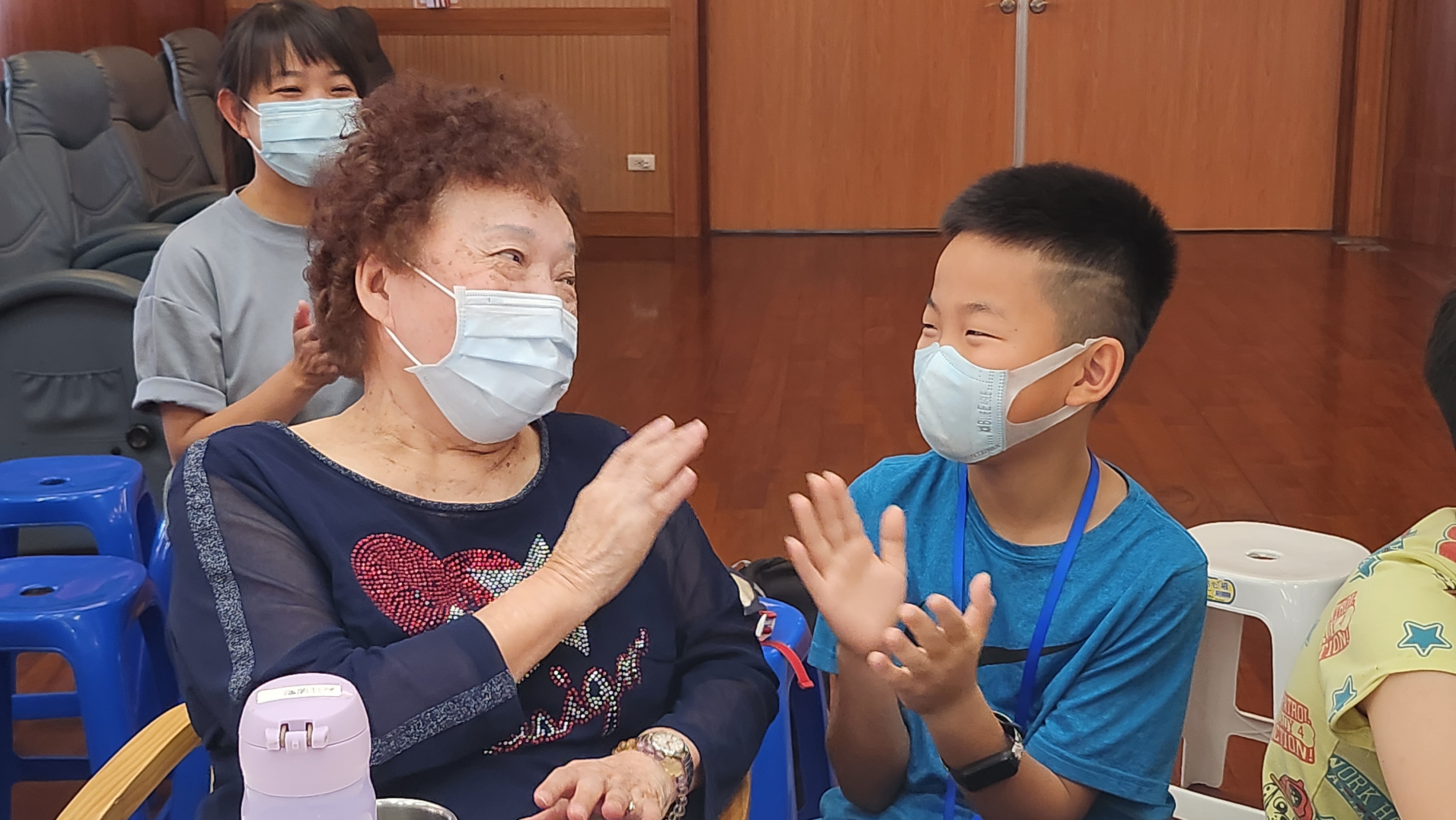 小志工與長輩開心互動