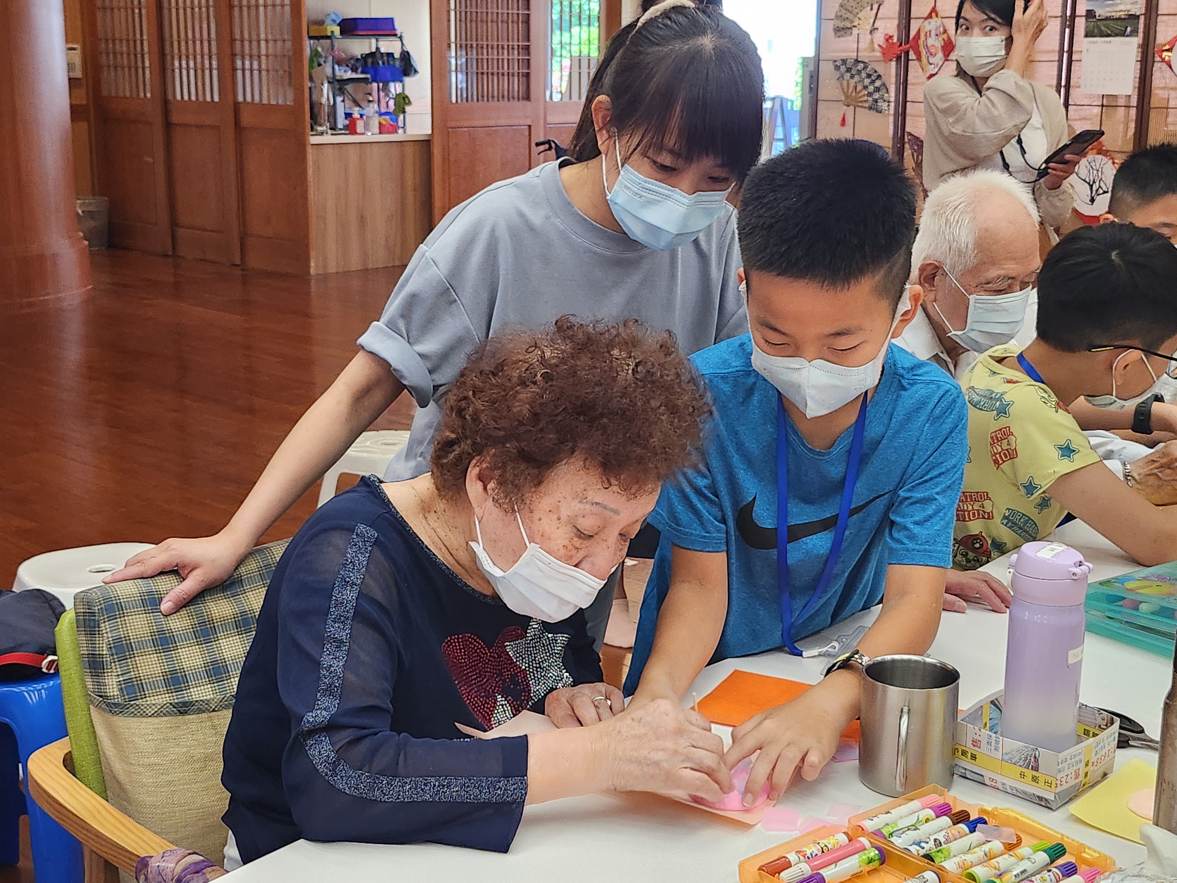 劉媽媽與小志工陪伴長輩製作黏土花