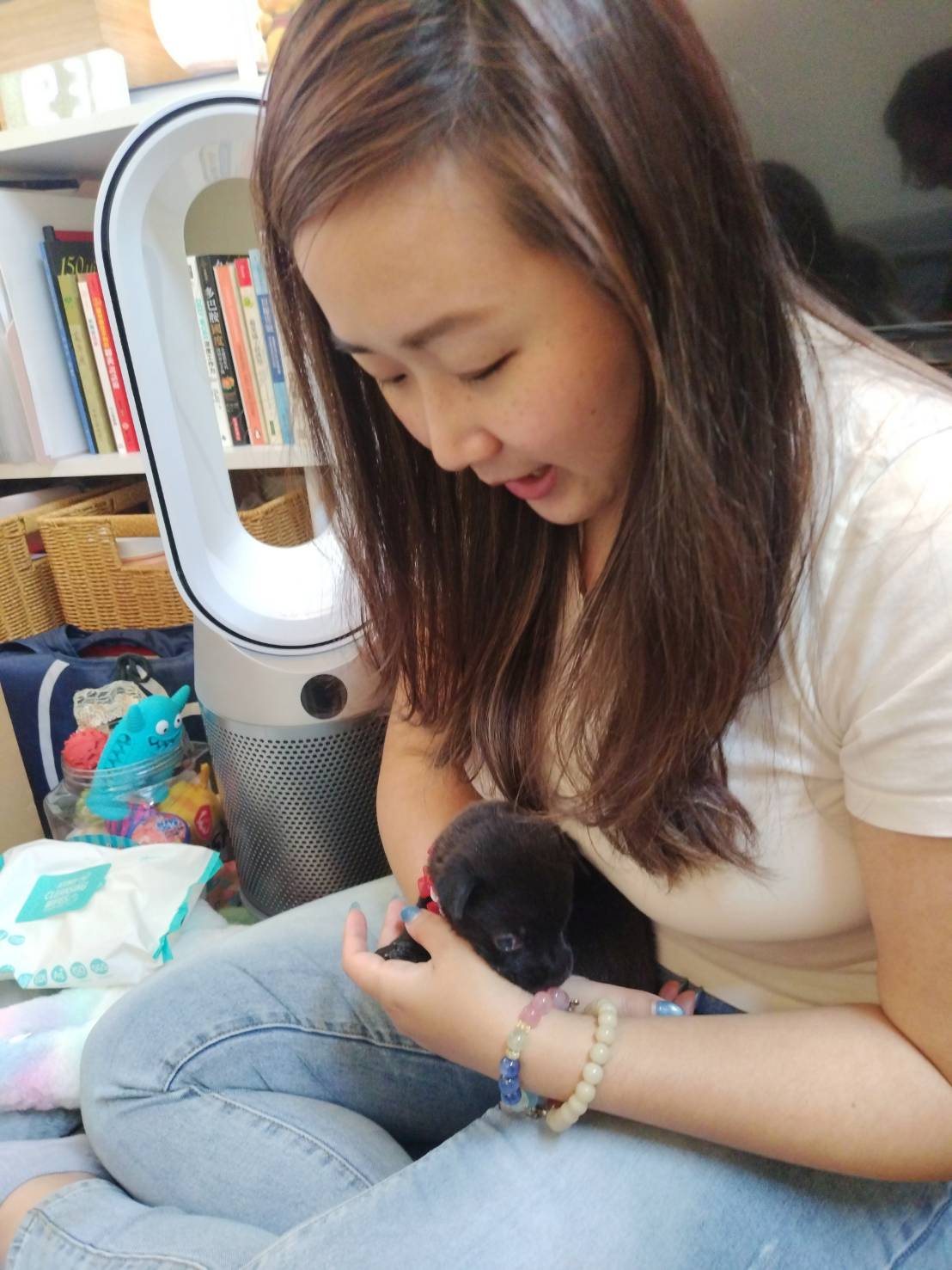 湯小姐照顧未離乳幼犬。