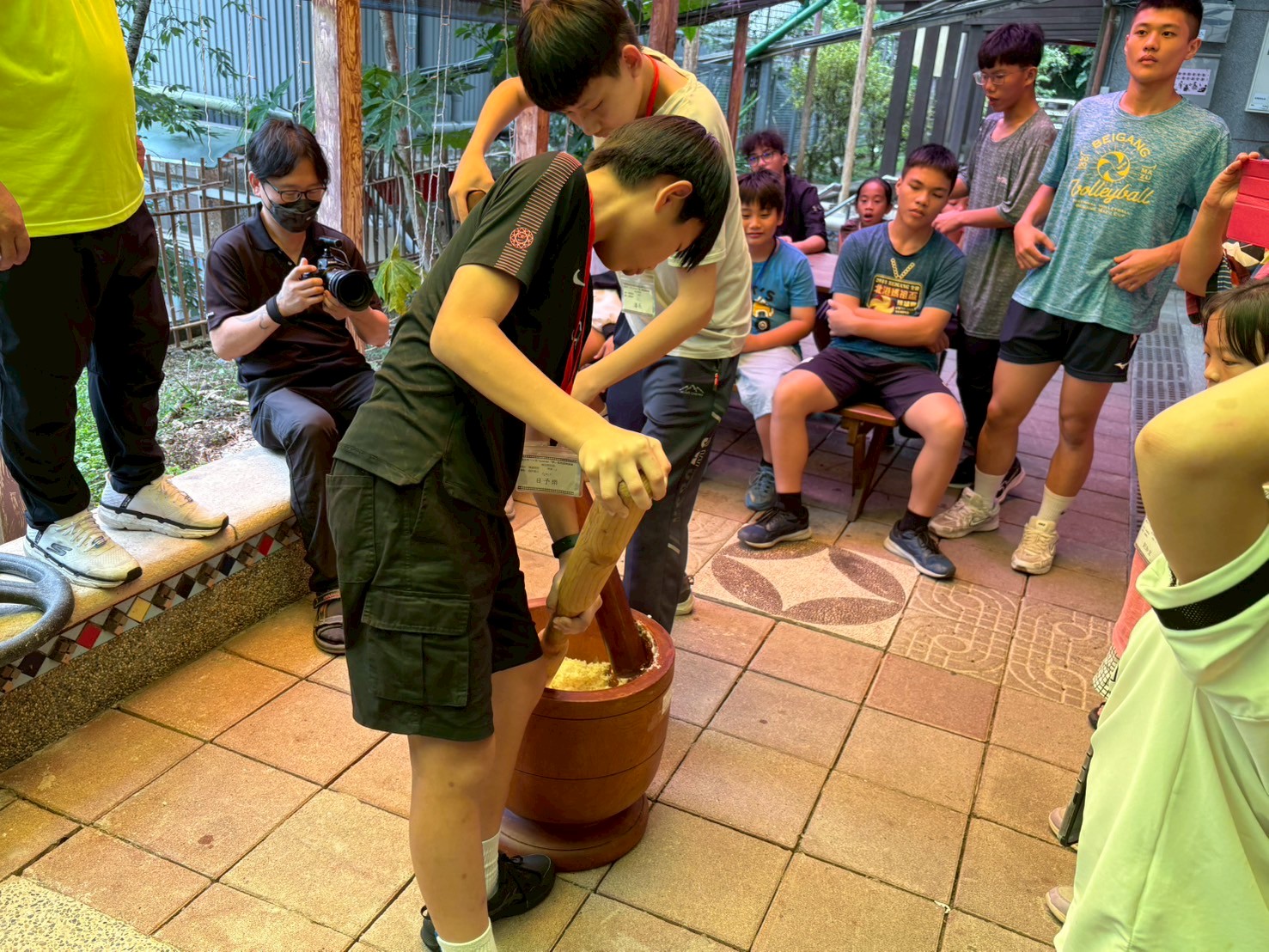 ▲部落美食結合賽夏語課程，一同體驗搗麻糬。(圖/新北市政府原民局提供)