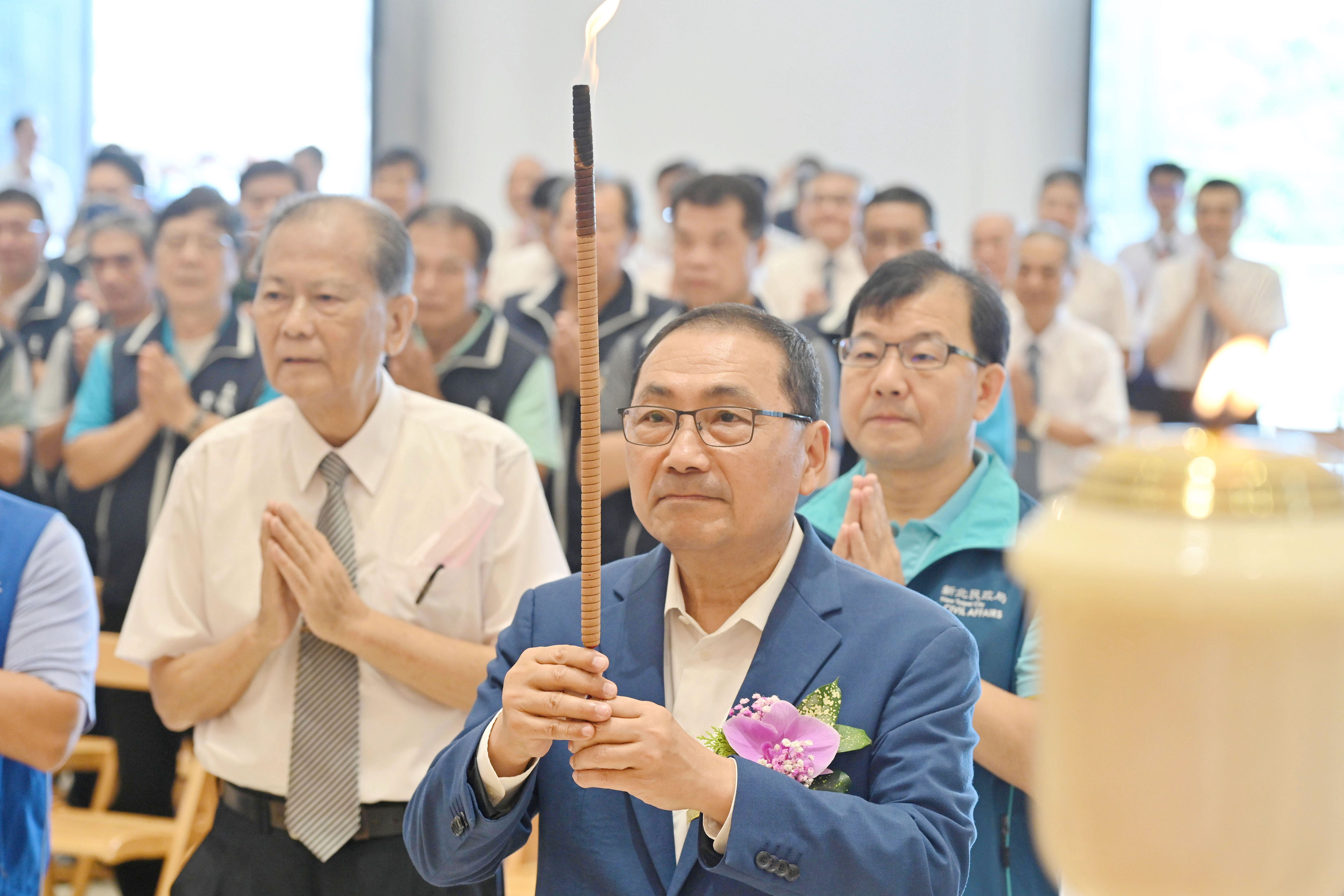 侯友宜今(6)日前往土城淨慈寺參拜。