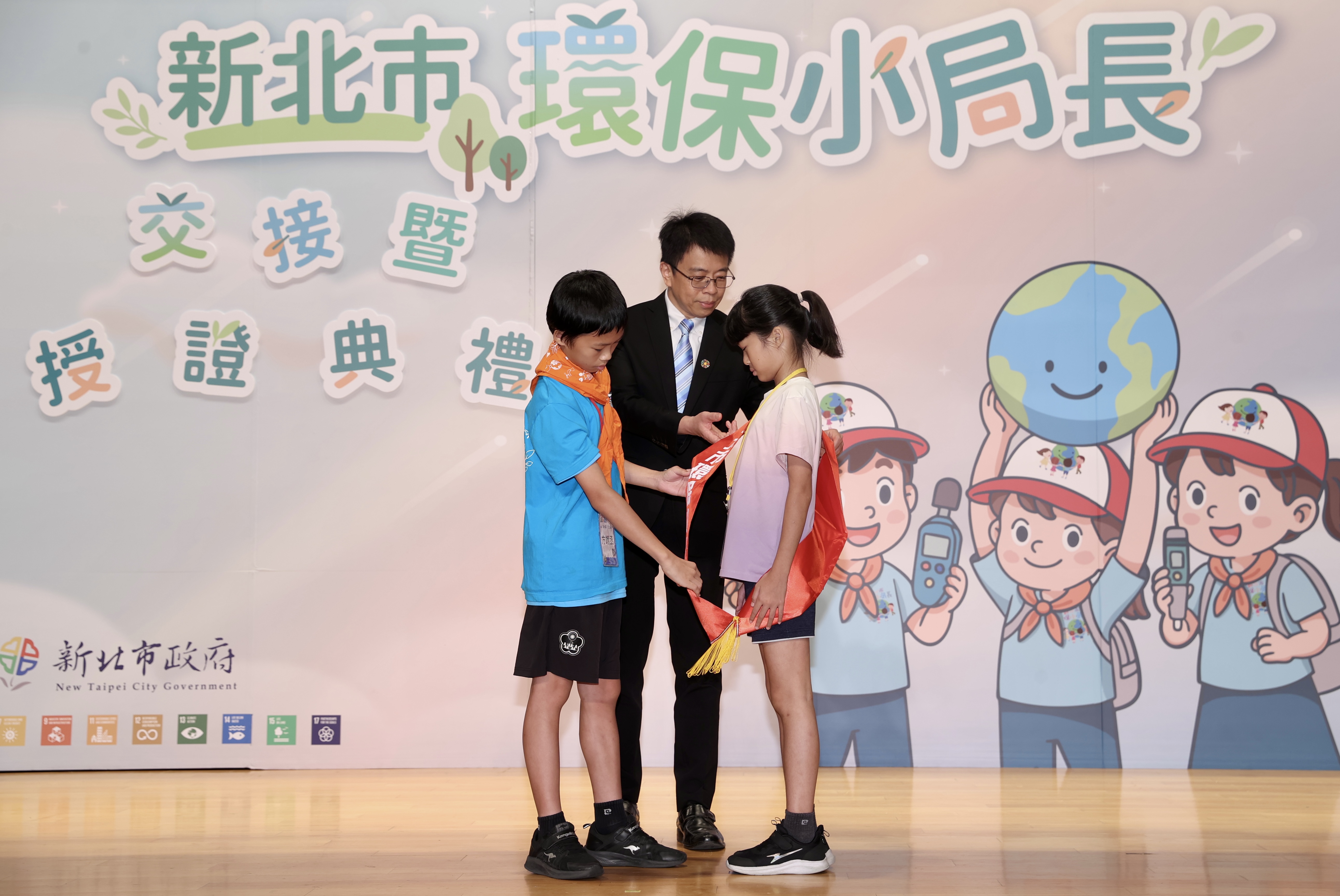 第12屆小局長依循傳統，親手將象徵環保責任與使命的背帶傳承給新科小局長