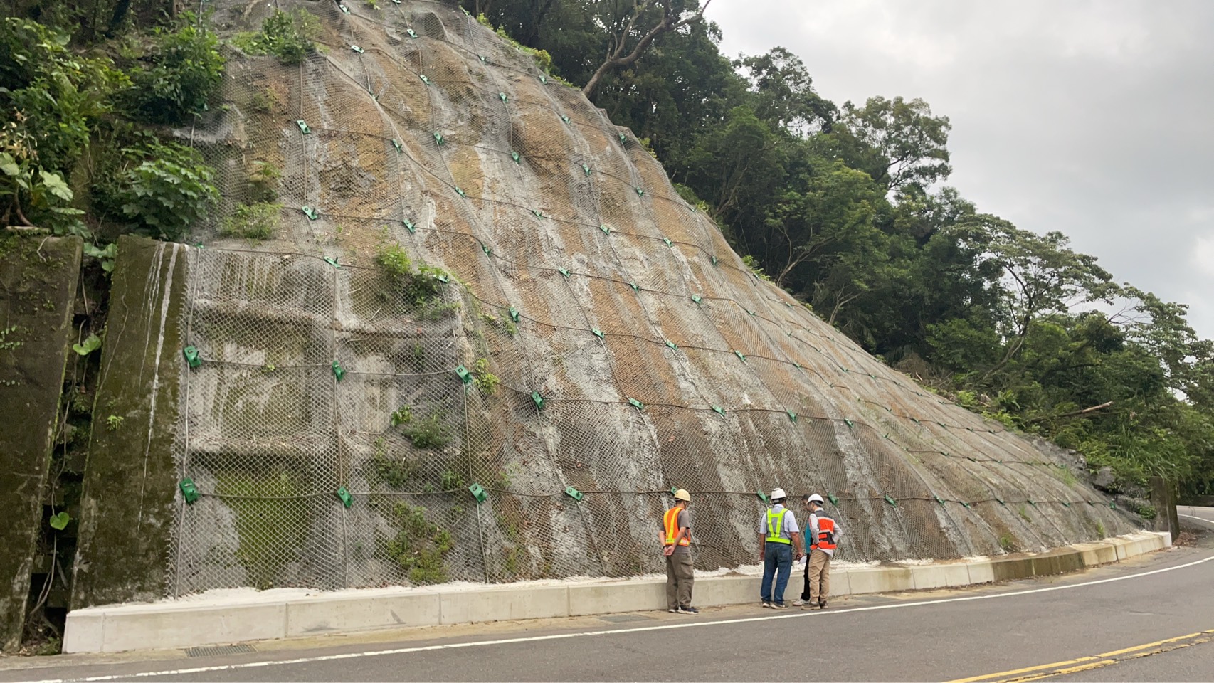 去年山陀兒、康芮颱風侵襲，發生超過60件道路災害，新北市府團隊合作全力投入災後復建工程，預計9月全面完成復建工程。
