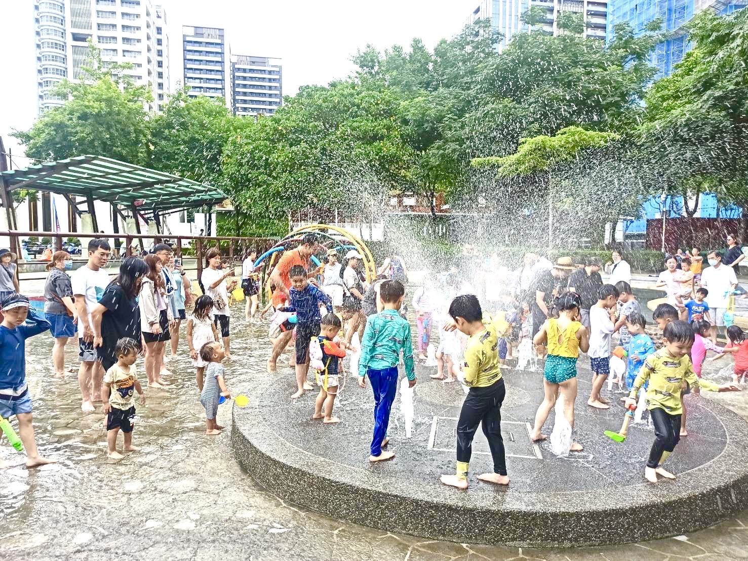 在盛夏酷暑期間，戲水池是小朋友們最愛的消暑遊樂設施