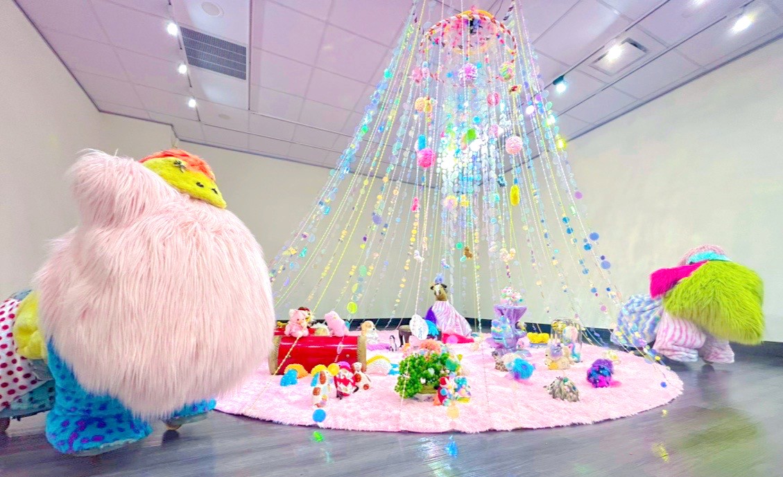 「2025新莊响仁和鼓文化特展」與在地藝術家陳穎蓁合作，改造童年物件和縫製玩偶，並與响仁和的鼓融合，創作出充滿童趣的展區《鼓子の毛毛部屋》