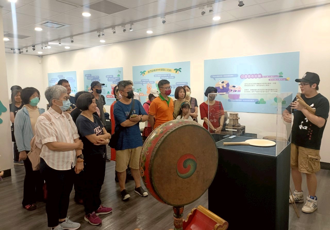 响仁和第三代王藤導覽「2025新莊响仁和鼓文化特展」展場