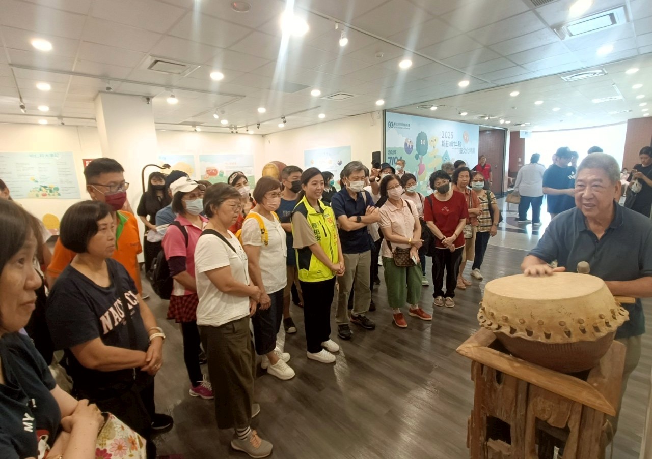 响仁和王錫坤師傅(右)示範鼓音